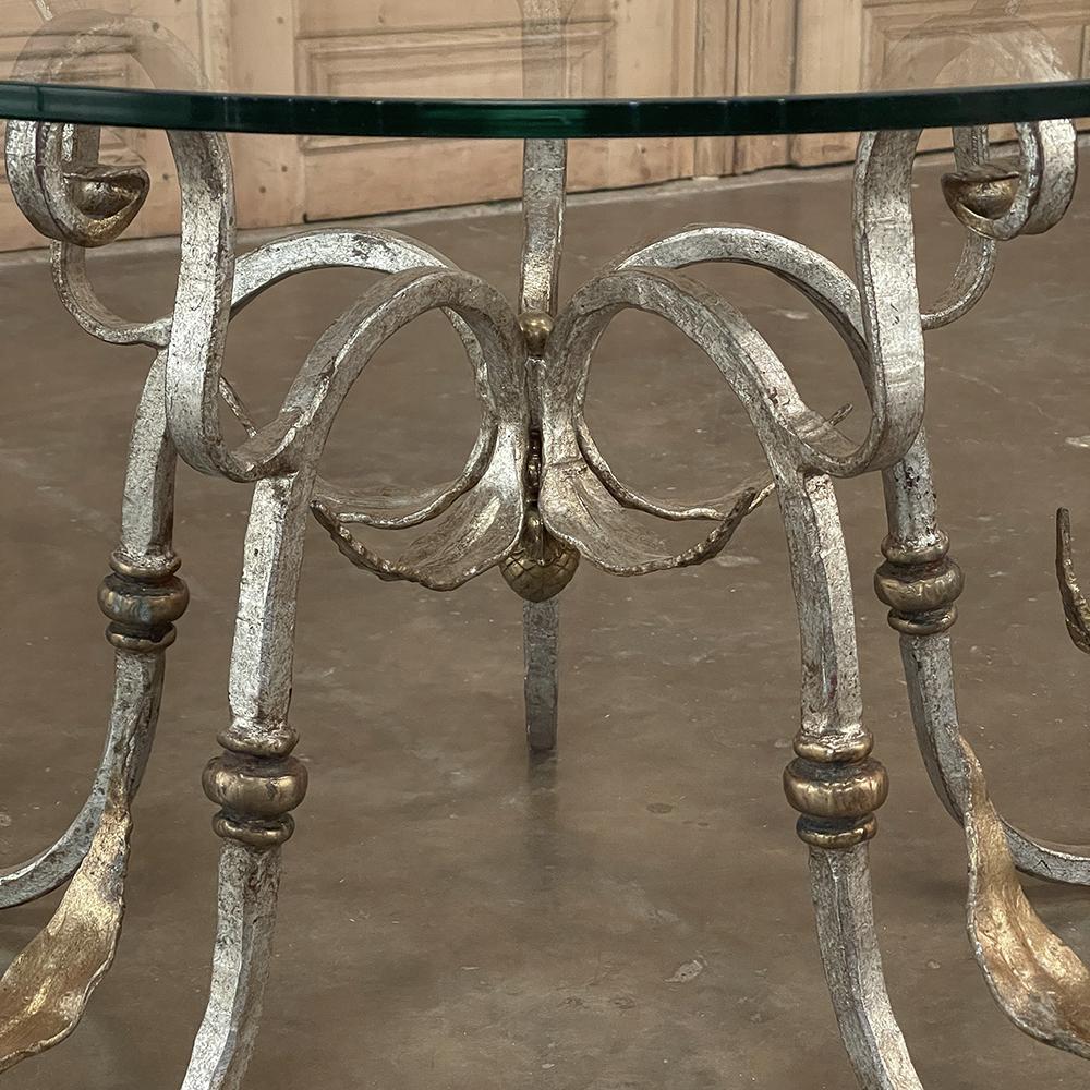 Table basse ronde en verre et fer forgé peint du milieu du siècle dernier en vente 6