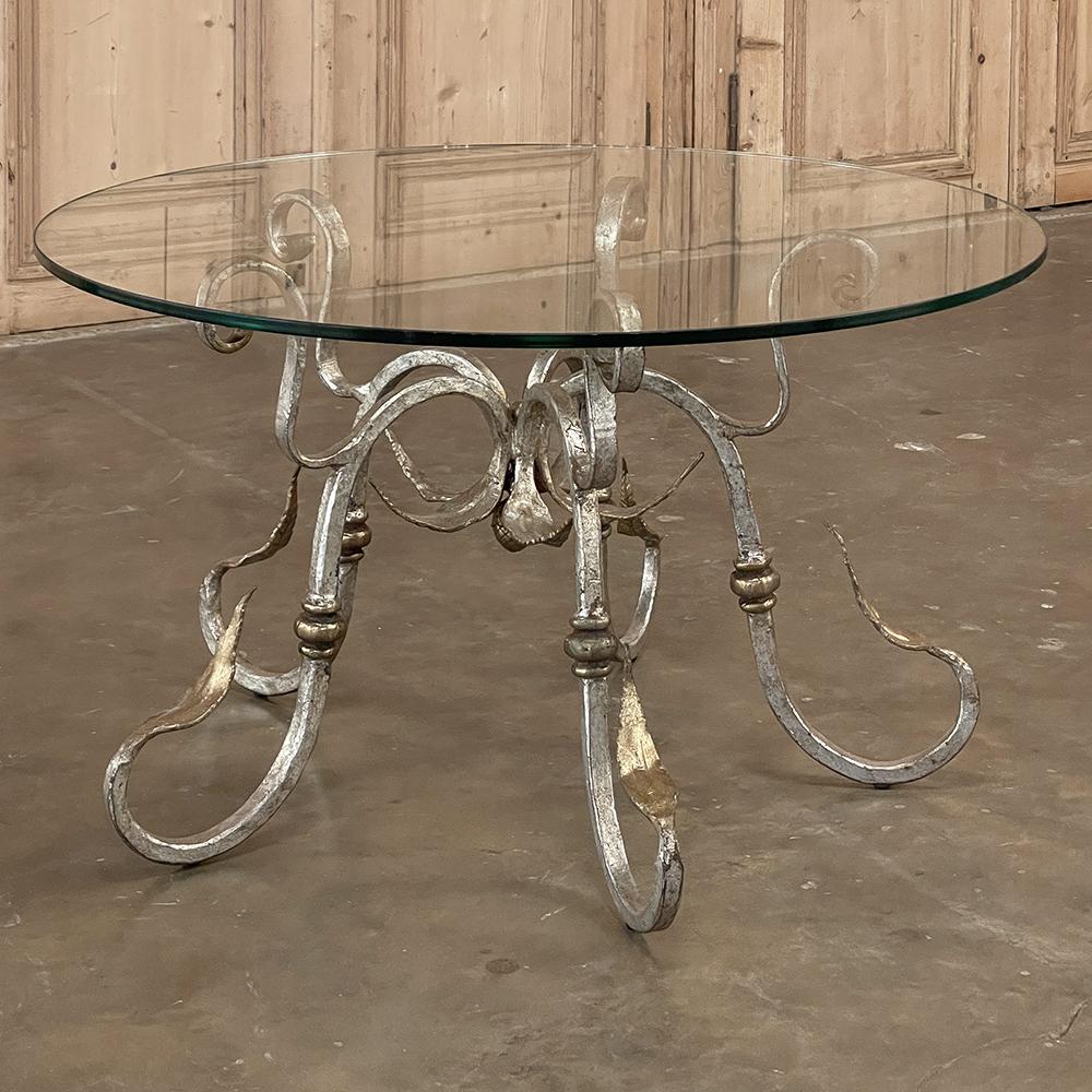 Français Table basse ronde en verre et fer forgé peint du milieu du siècle dernier en vente