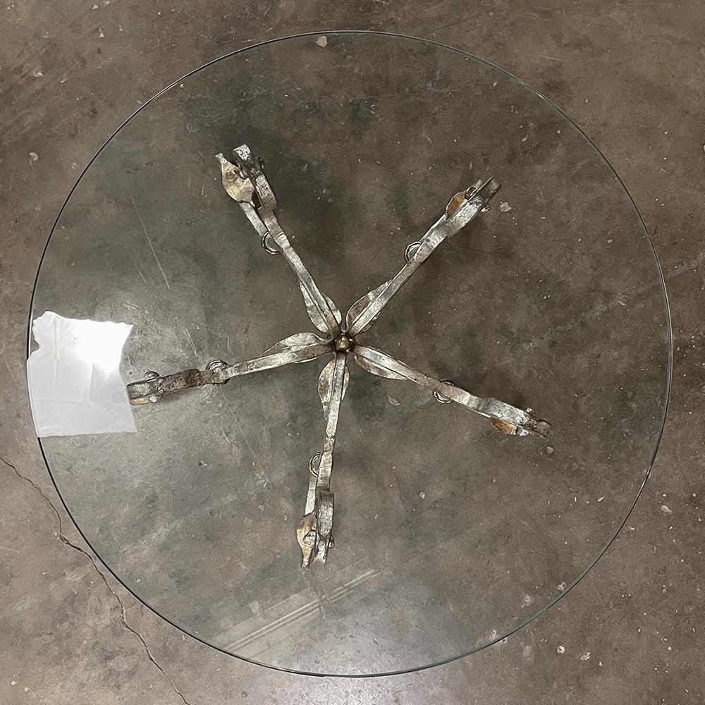 Table basse ronde en verre et fer forgé peint du milieu du siècle dernier Bon état - En vente à Dallas, TX