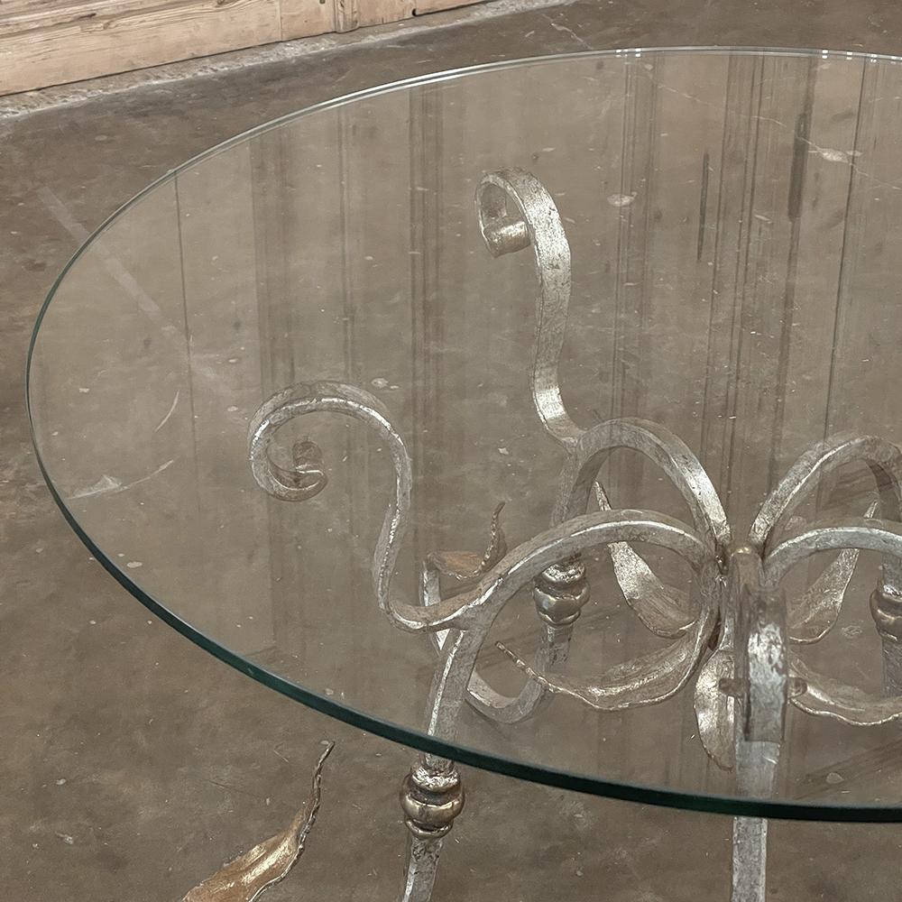 20ième siècle Table basse ronde en verre et fer forgé peint du milieu du siècle dernier en vente