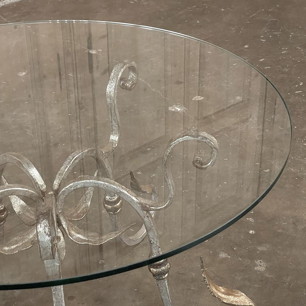 Verre Table basse ronde en verre et fer forgé peint du milieu du siècle dernier en vente