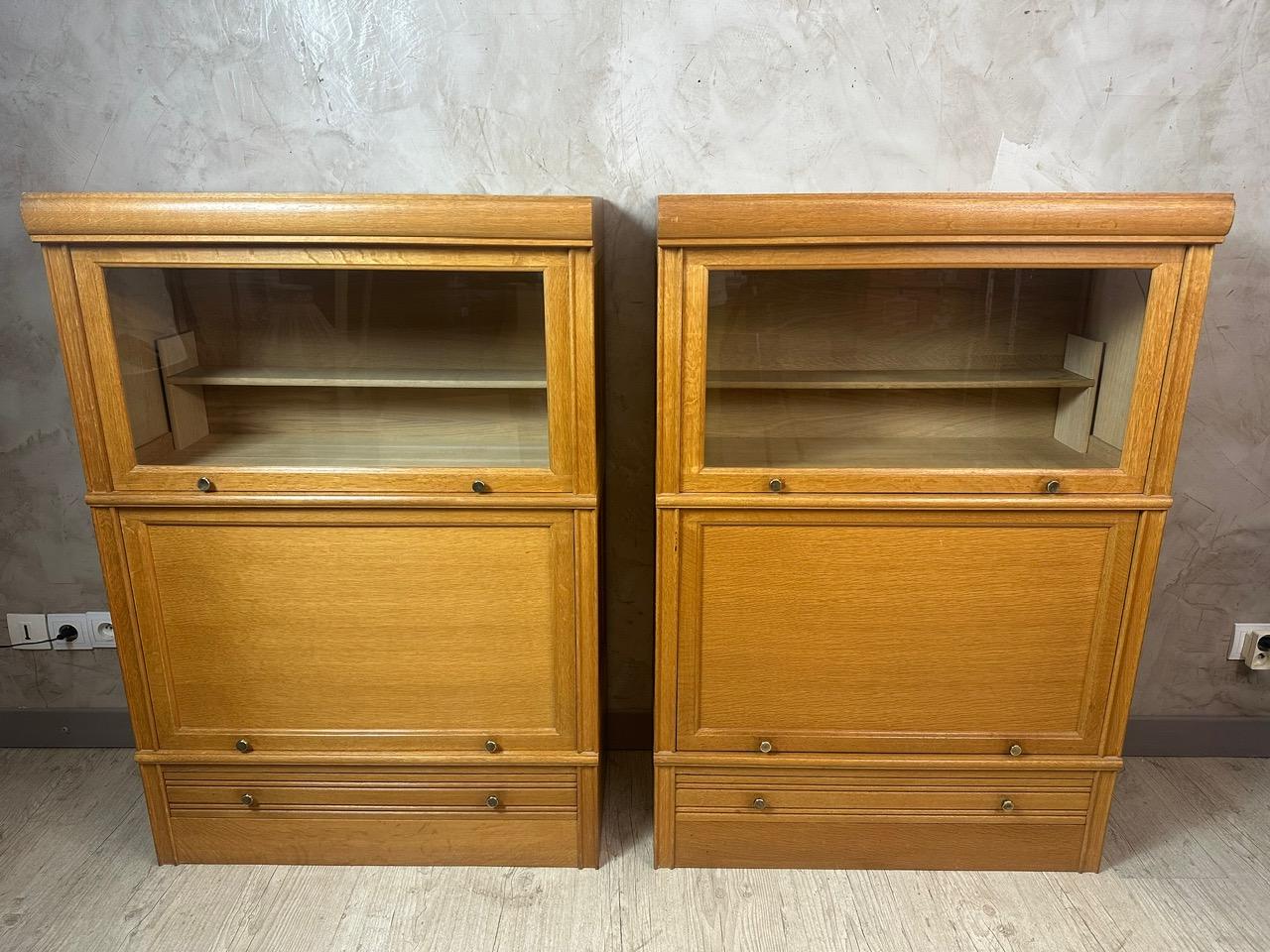 Coppia di librerie MD degli anni '60 in Oak composte da tre livelli di archiviazione. Un cassetto sul fondo e due ante, di cui una in vetro, che scorrono nel mobile.
Ottime condizioni e buona qualità. Etichetta del produttore sul retro del