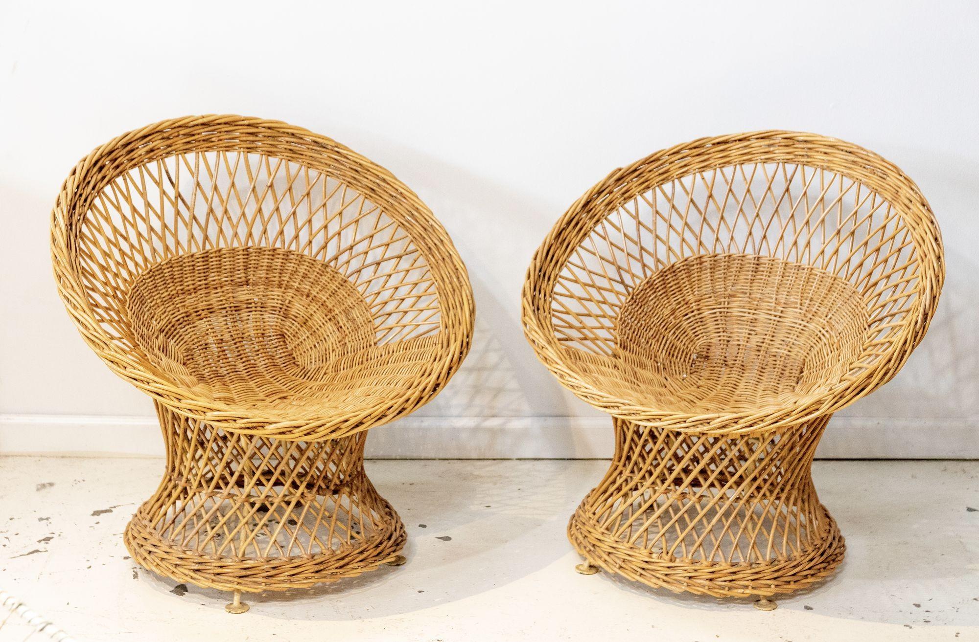 Mid Century French Pair of Wicker Chairs with Side Table In Good Condition For Sale In South Salem, NY