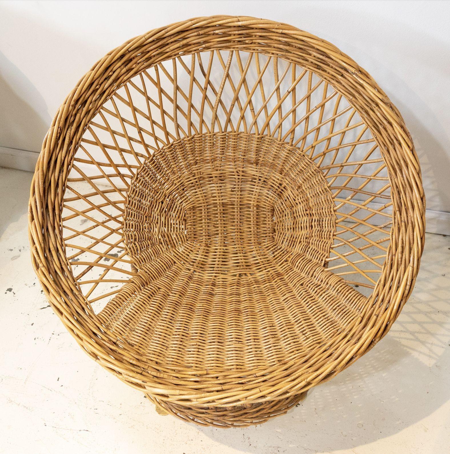 Mid Century French Pair of Wicker Chairs with Side Table For Sale 1