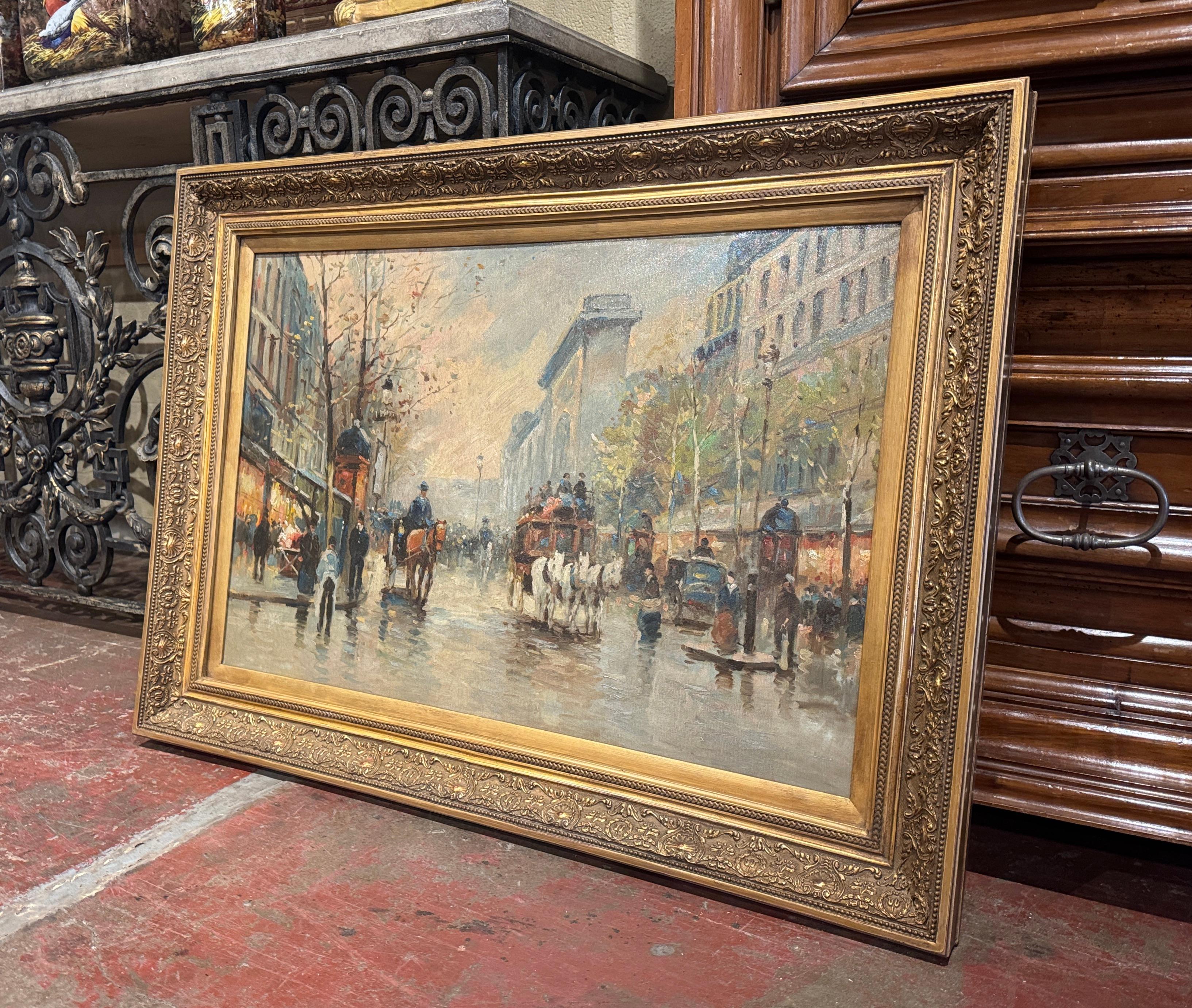 Decora una pared con este gran y colorido cuadro al óleo sobre lienzo. Pintada en París hacia 1970 y colocada en un grueso marco dorado tallado, la obra capta maravillosamente la vibrante atmósfera de una bulliciosa escena callejera parisina, muy