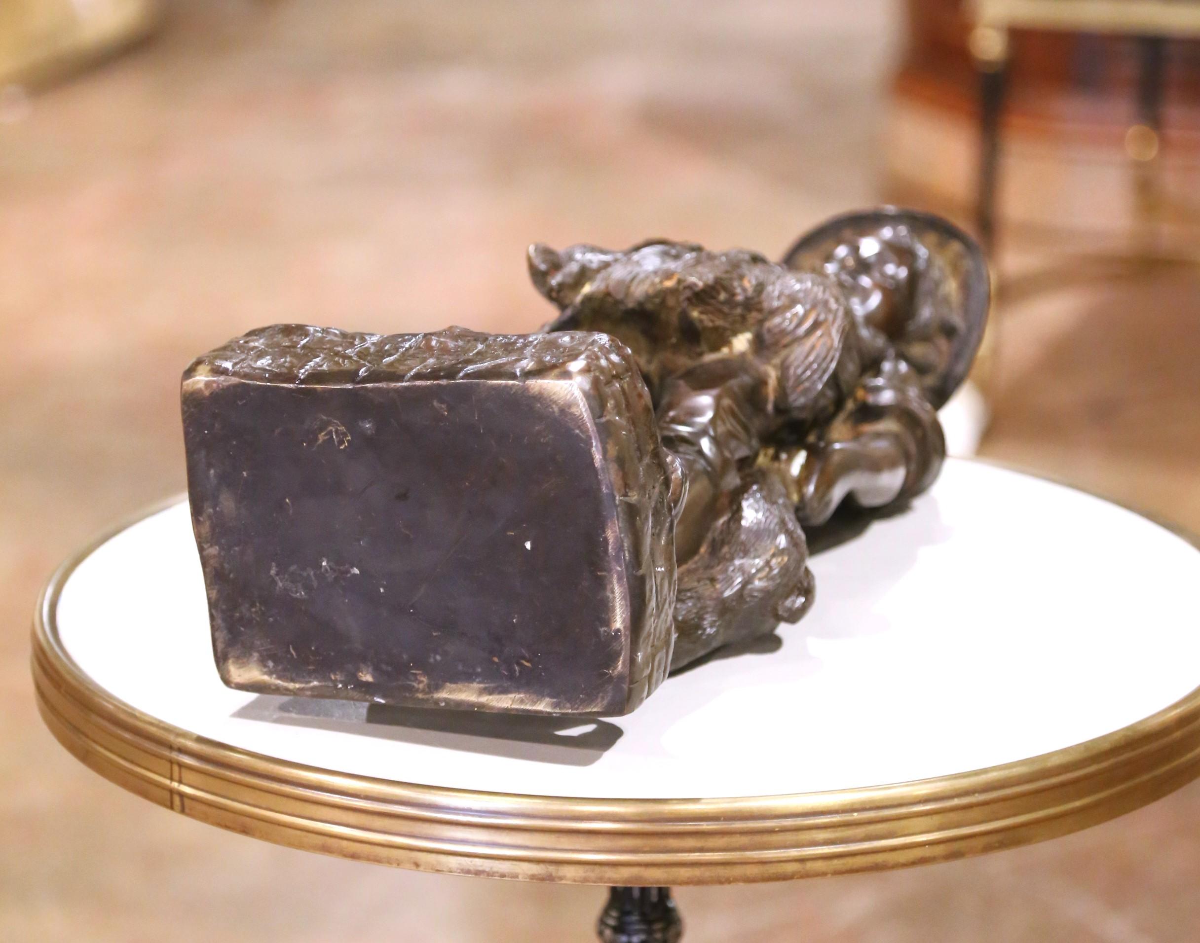 Französische patinierte Bronzeskulptur eines jungen Jägers mit Hase aus der Mitte des Jahrhunderts im Angebot 5