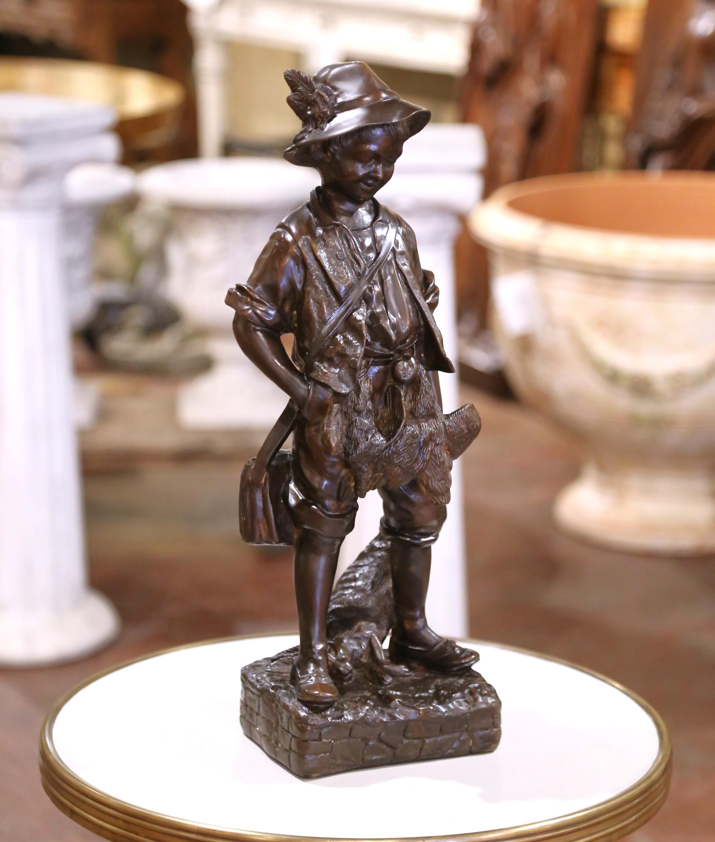 Diese charmante französische Bronzeskulptur aus der Mitte des Jahrhunderts zeigt einen jungen Jäger in rustikaler Kleidung, modelliert im sentimentalen und naturalistischen Geist der französischen figürlichen Bildhauerei des 19. Jahrhunderts.