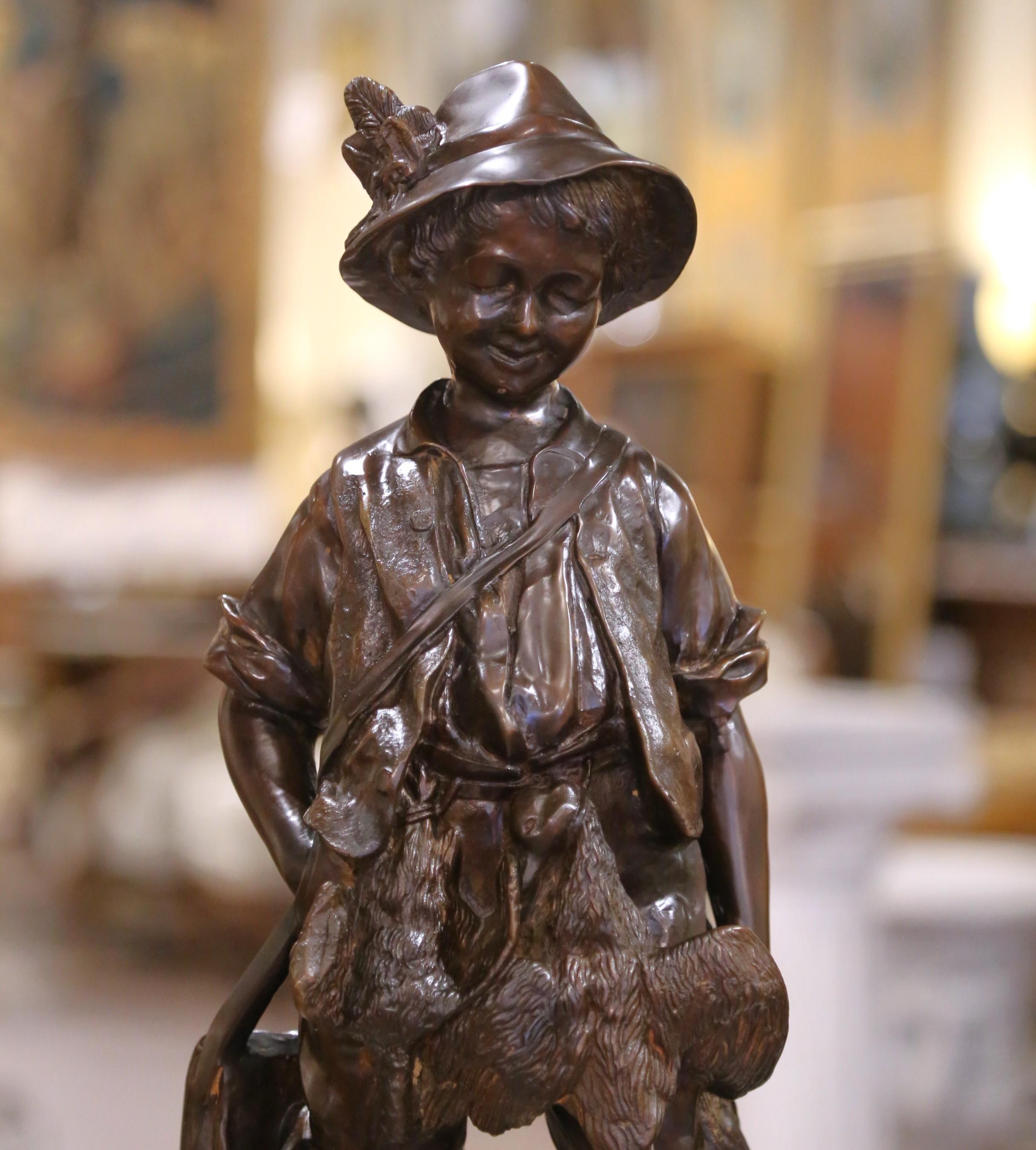 Französische patinierte Bronzeskulptur eines jungen Jägers mit Hase aus der Mitte des Jahrhunderts (Handgefertigt) im Angebot