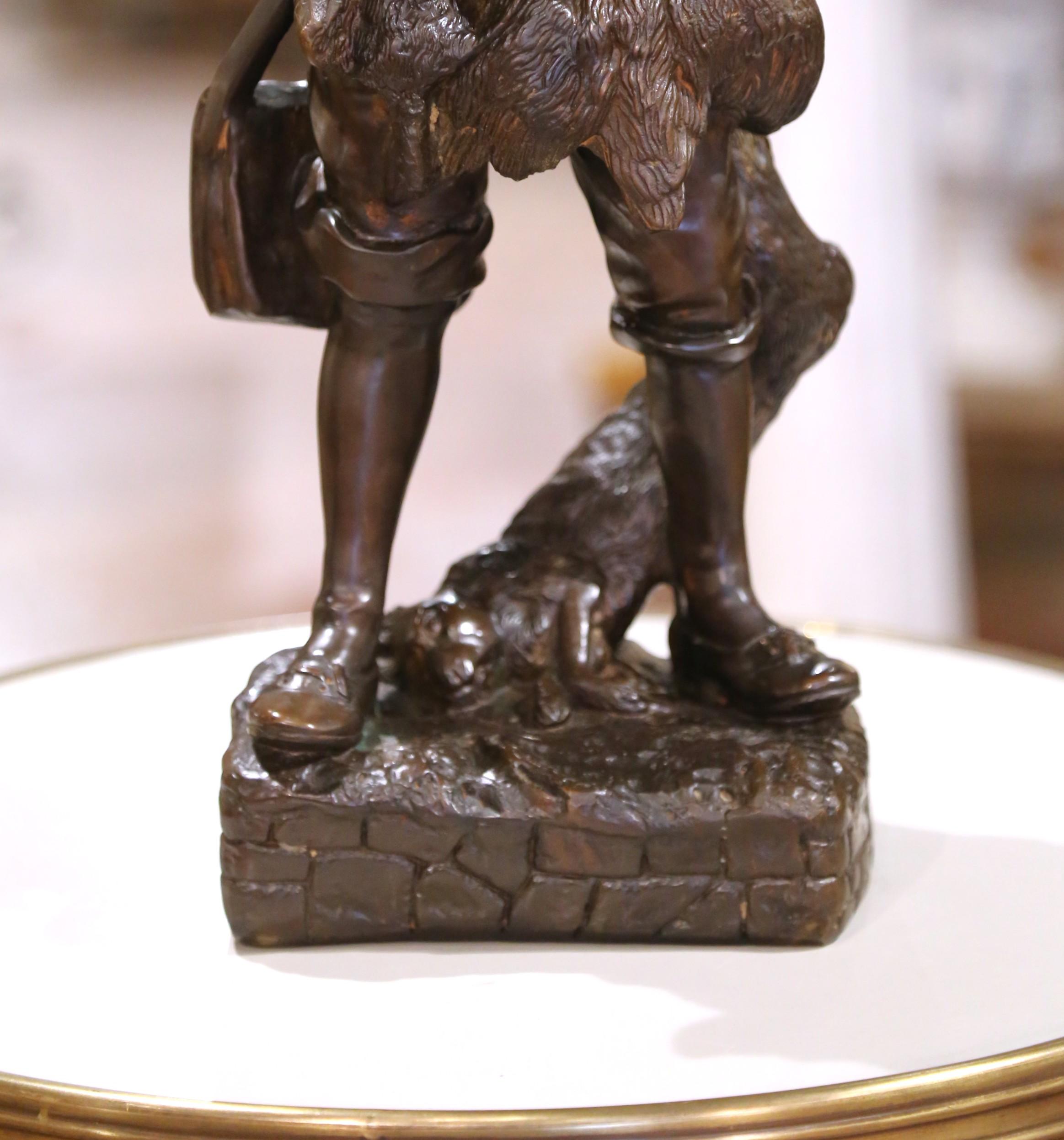 Französische patinierte Bronzeskulptur eines jungen Jägers mit Hase aus der Mitte des Jahrhunderts im Zustand „Hervorragend“ im Angebot in Dallas, TX