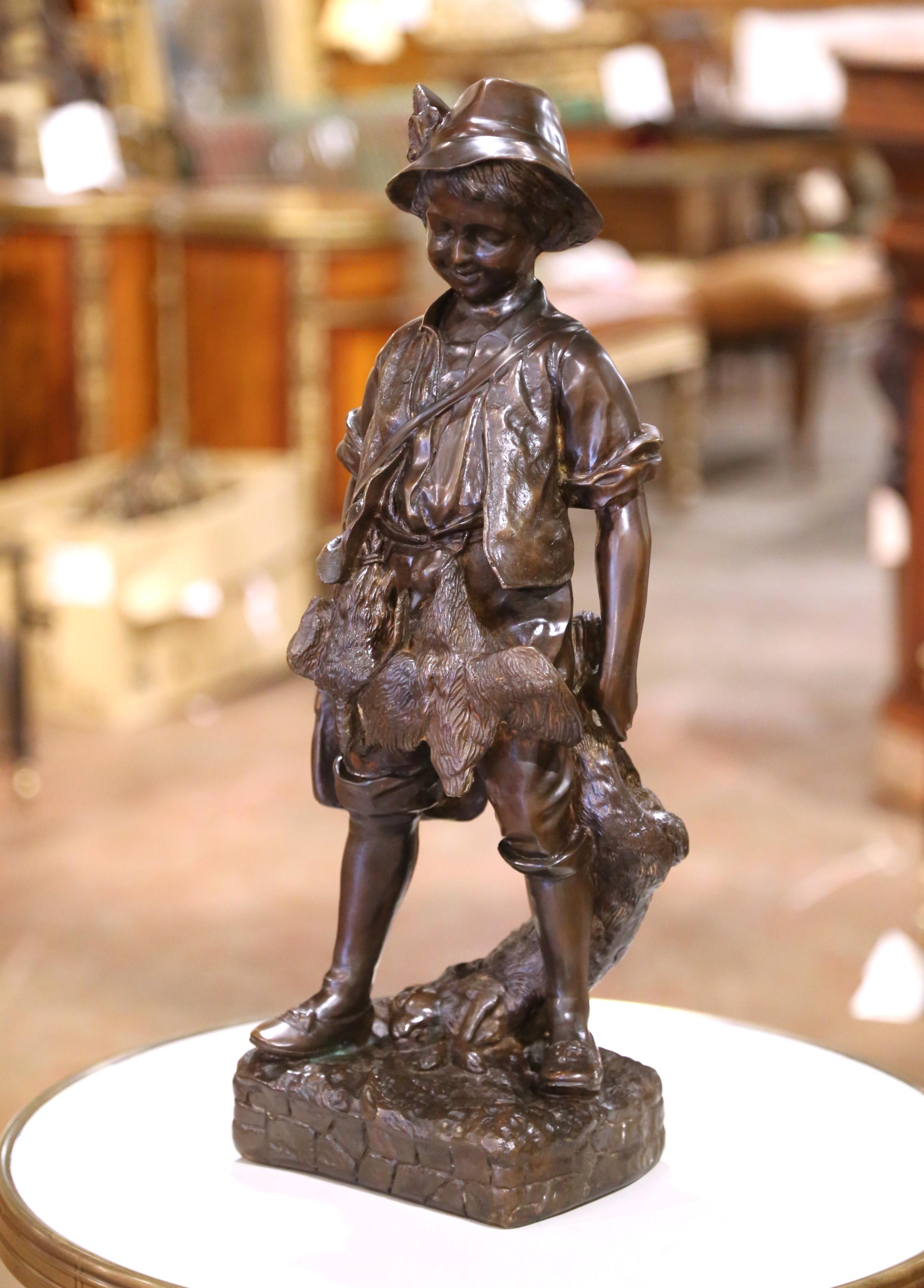 Französische patinierte Bronzeskulptur eines jungen Jägers mit Hase aus der Mitte des Jahrhunderts (20. Jahrhundert) im Angebot