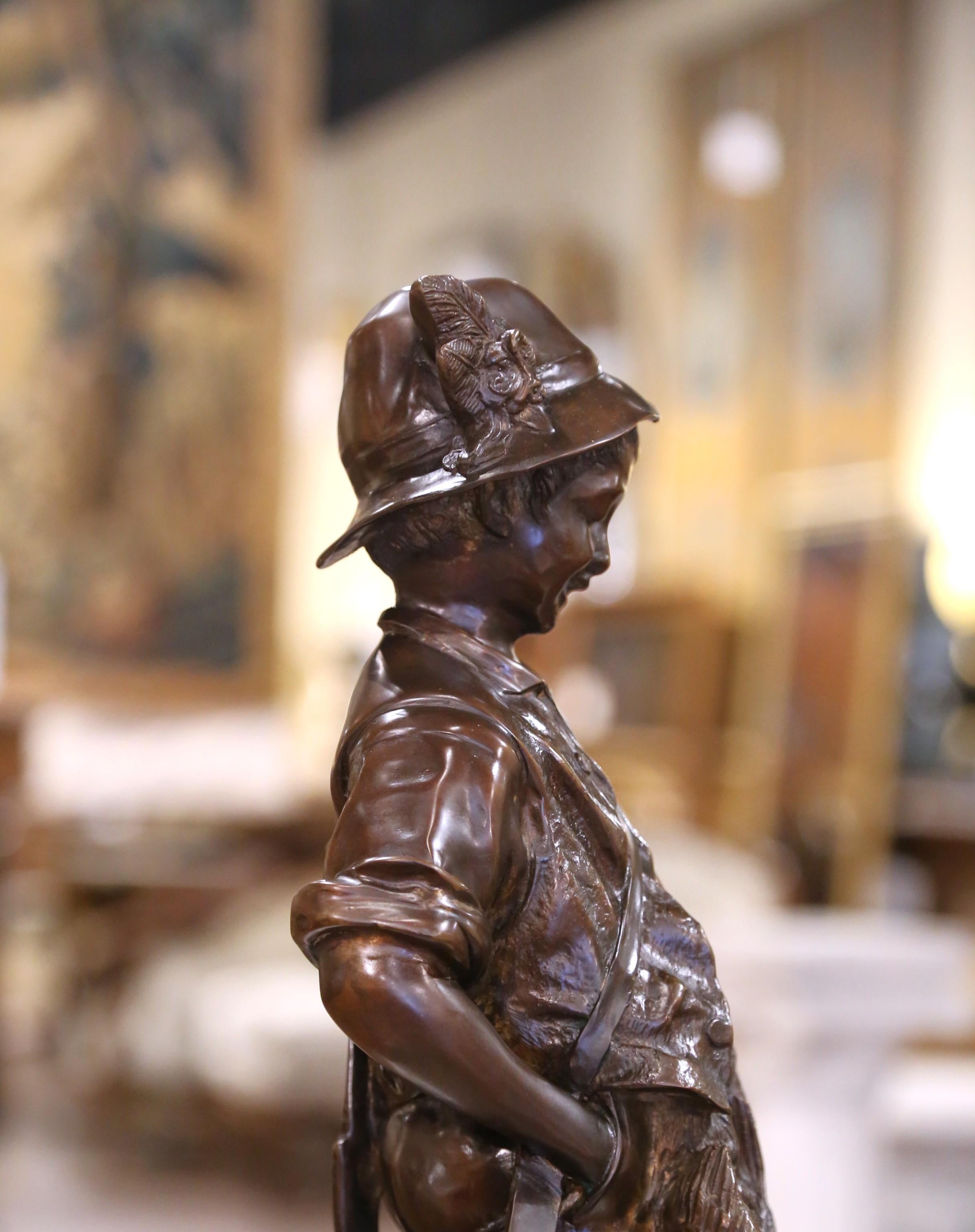 Französische patinierte Bronzeskulptur eines jungen Jägers mit Hase aus der Mitte des Jahrhunderts im Angebot 1
