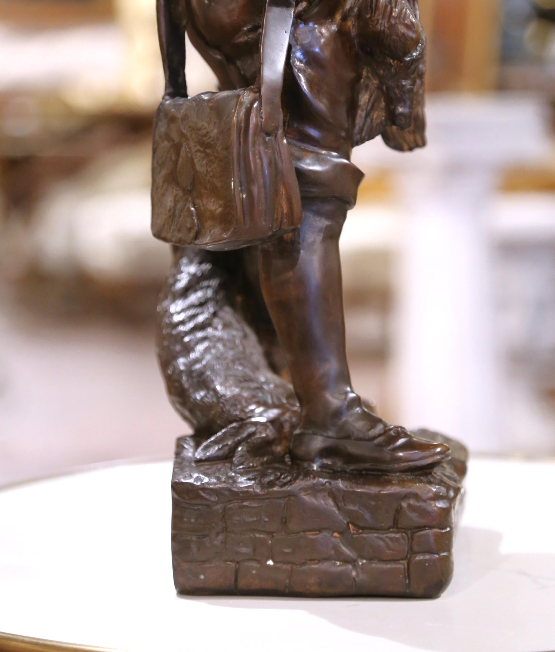 Französische patinierte Bronzeskulptur eines jungen Jägers mit Hase aus der Mitte des Jahrhunderts im Angebot 2