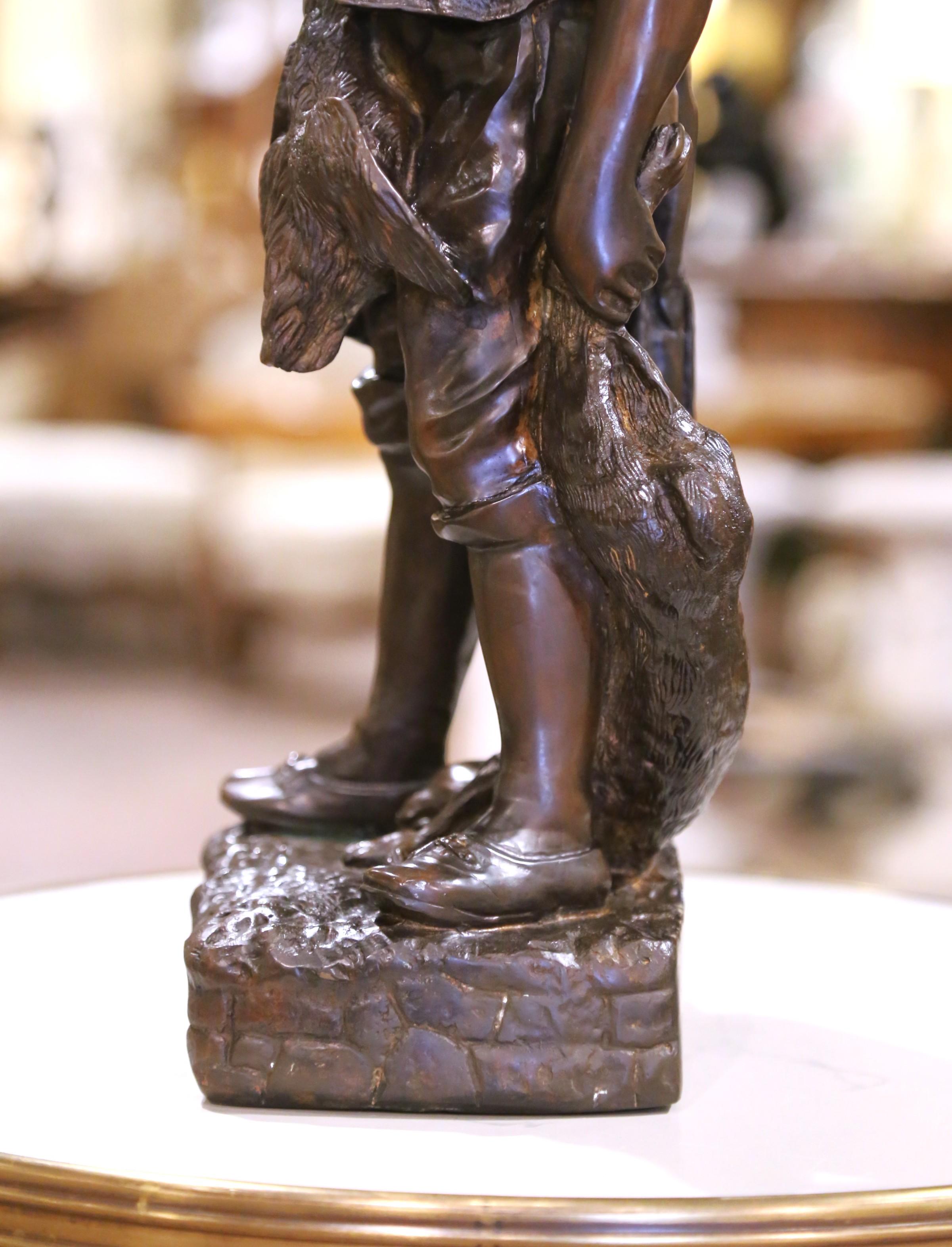 Französische patinierte Bronzeskulptur eines jungen Jägers mit Hase aus der Mitte des Jahrhunderts im Angebot 3