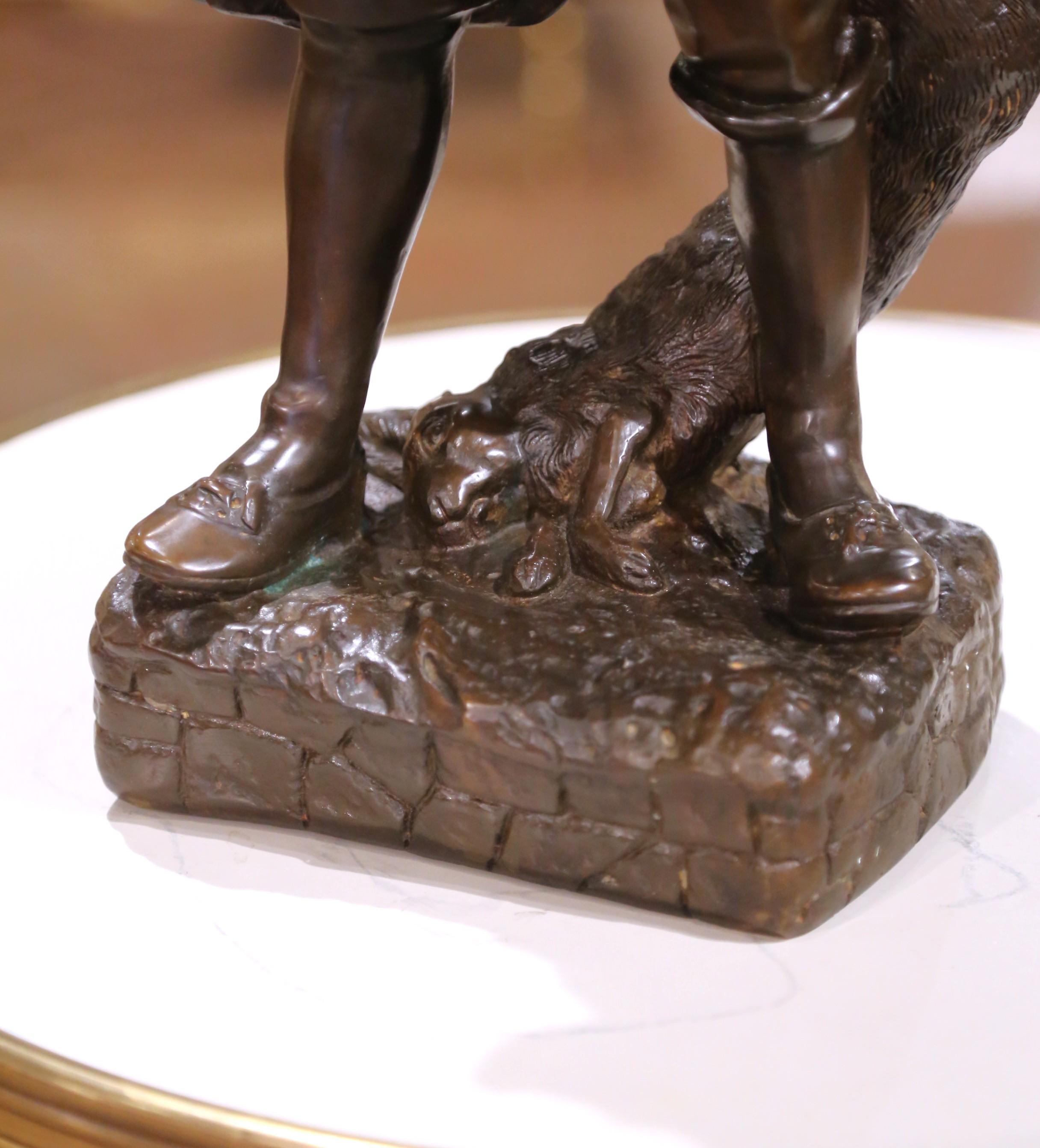 Französische patinierte Bronzeskulptur eines jungen Jägers mit Hase aus der Mitte des Jahrhunderts im Angebot 4