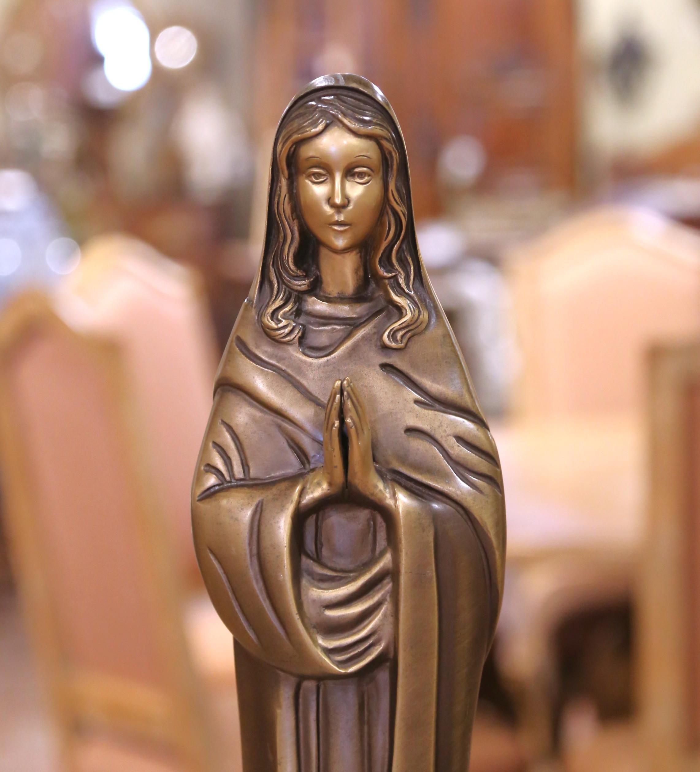 Escultura francesa de bronce patinado de mediados de siglo de la Virgen María en oración Italiano en venta