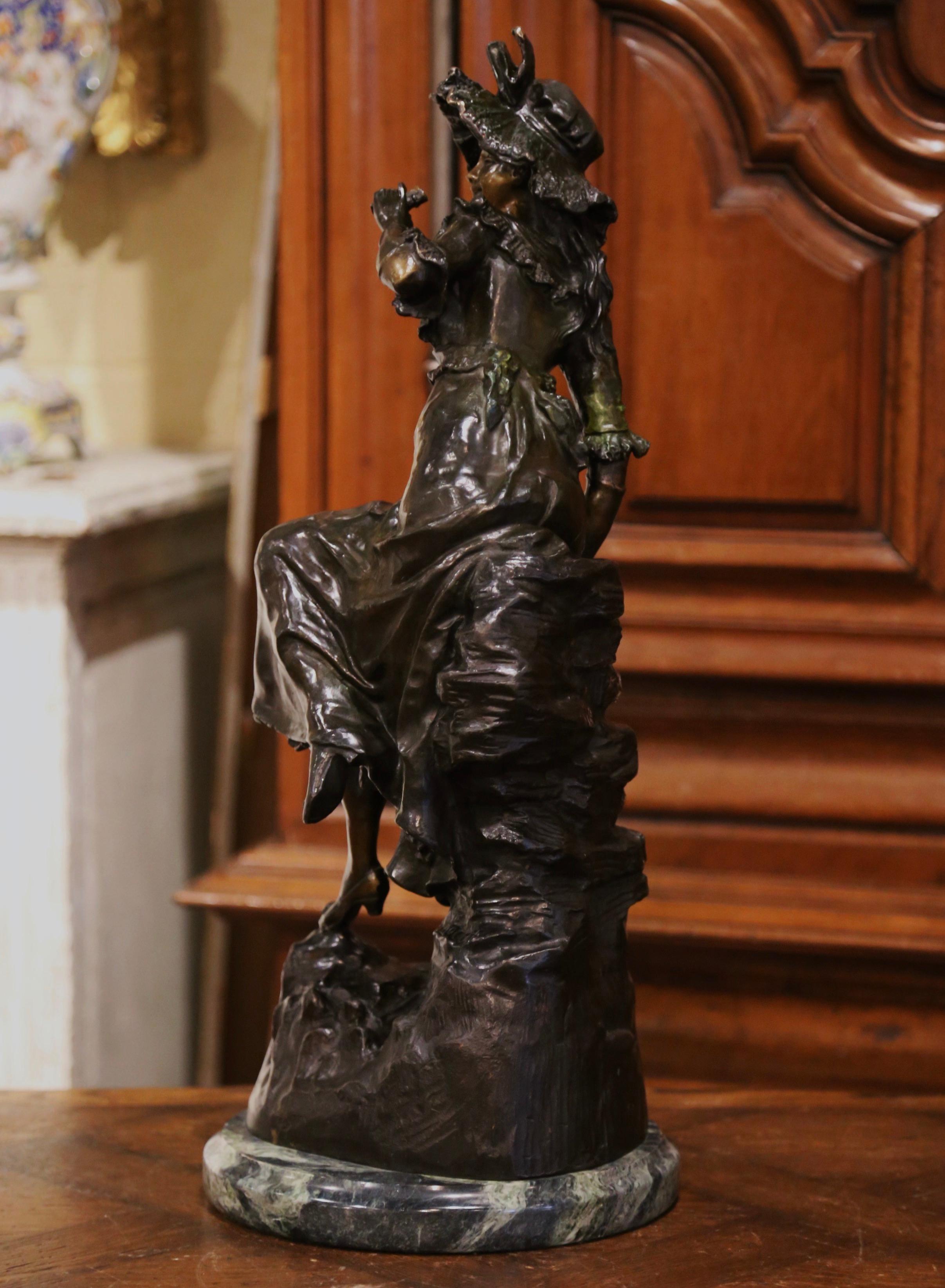 Scultura francese di metà secolo in bronzo patinato su base di marmo di L. Hottot In condizioni ottime in vendita a Dallas, TX