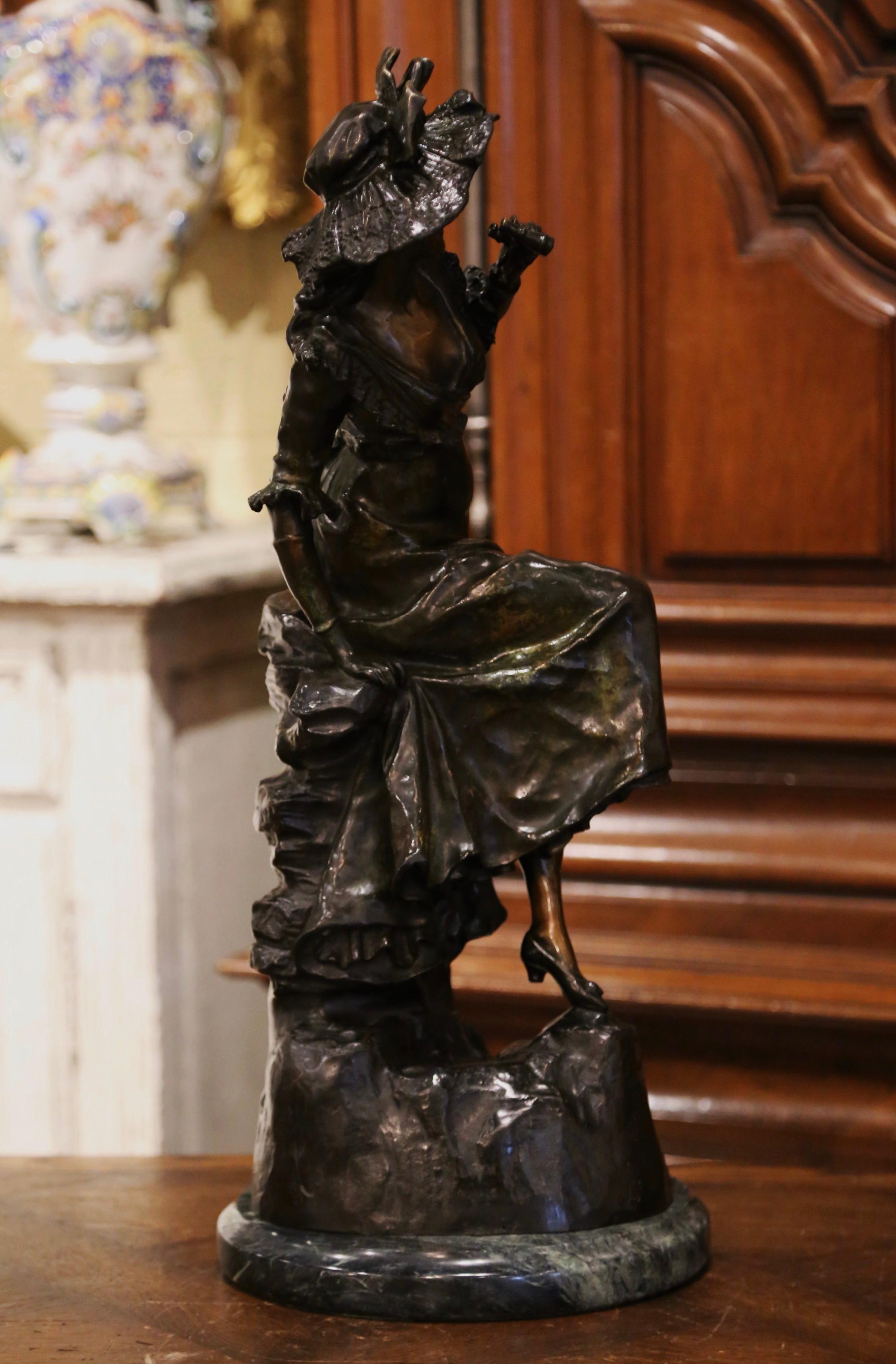 Scultura francese di metà secolo in bronzo patinato su base di marmo di L. Hottot in vendita 2