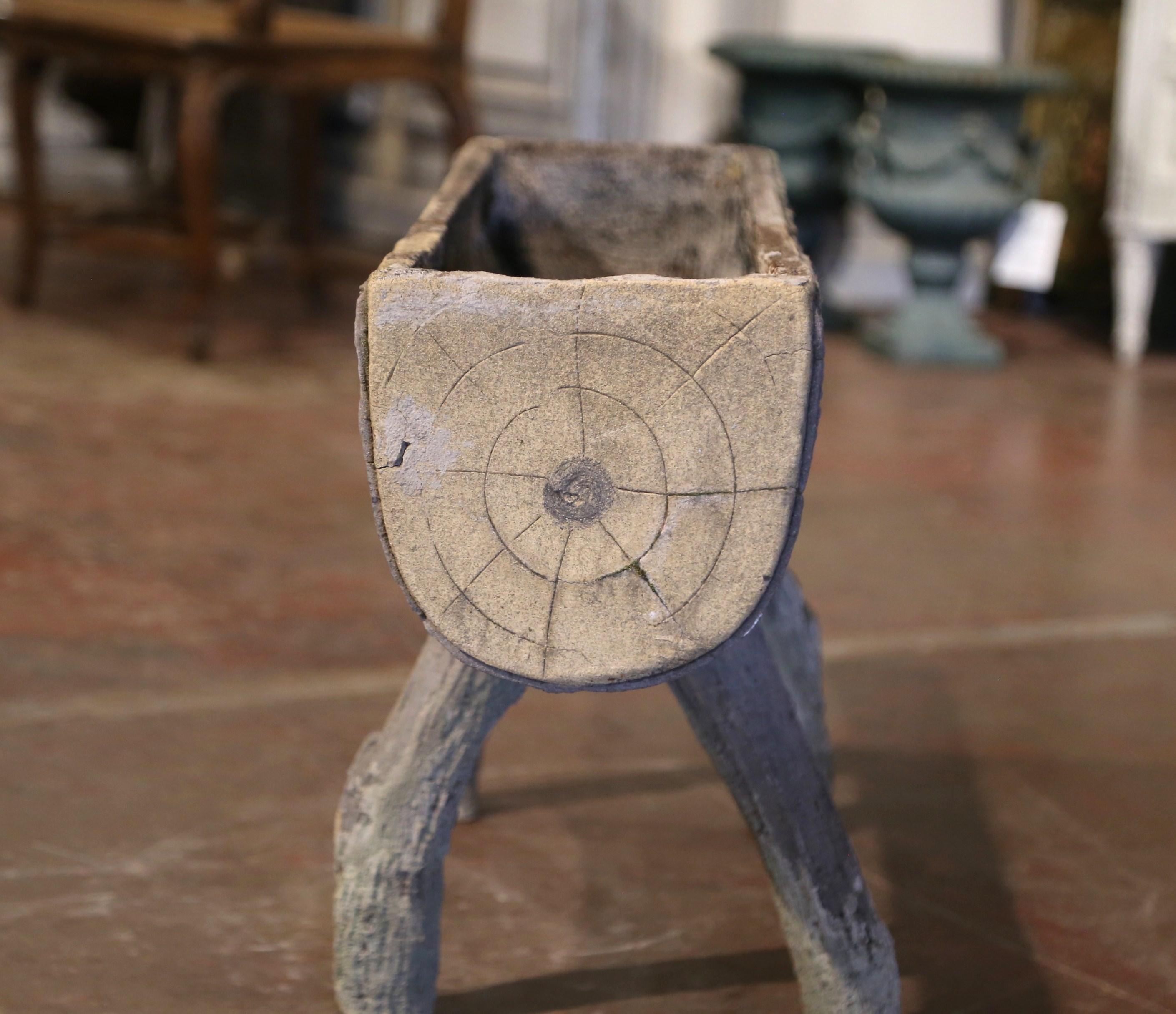 Rustique Jardinière à pieds fendue en faux bois en béton patiné du milieu du siècle dernier en vente