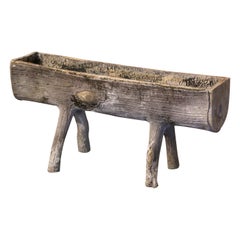 Fioriera francese di metà secolo in cemento patinato Faux Bois su gambe a tronco di legno