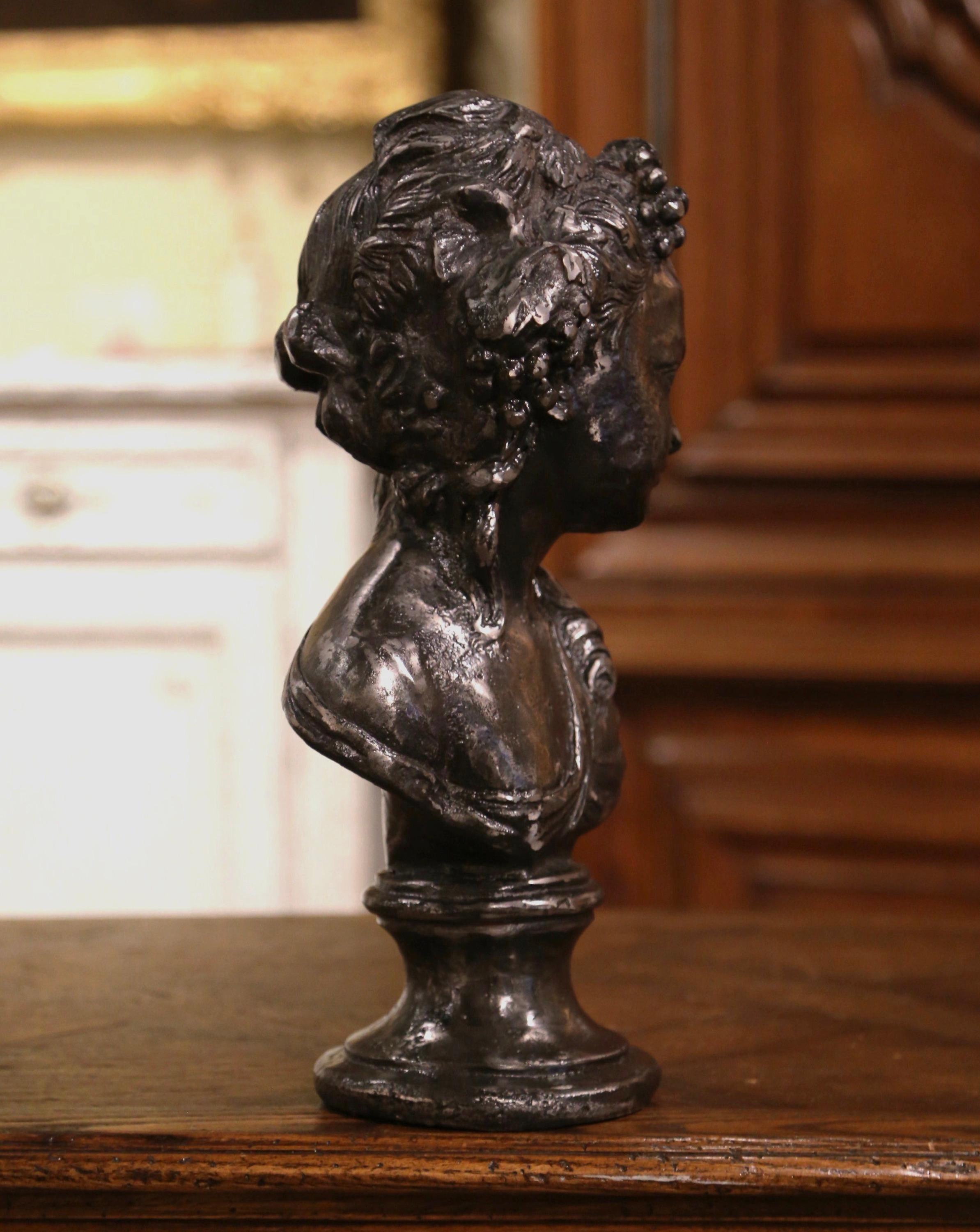 Französische Büste einer jungen Bacchantin aus poliertem Eisen, Mitte des Jahrhunderts (20. Jahrhundert) im Angebot