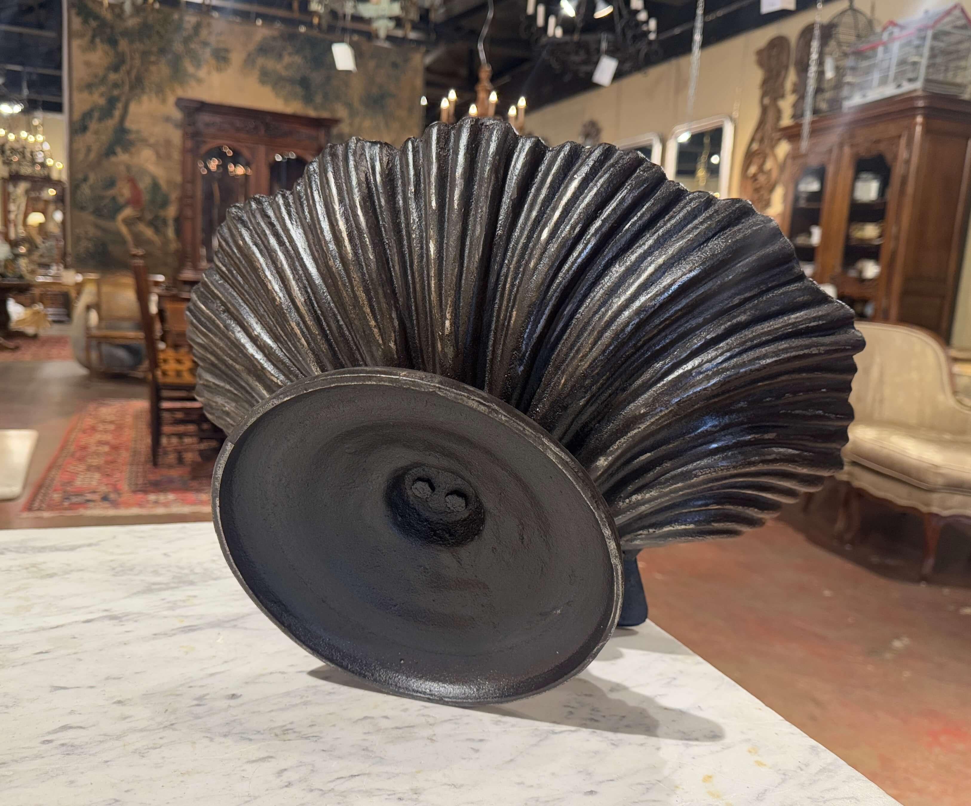 Bain d'oiseaux en fer poli du milieu du siècle en forme de coquille sur Stand ou Centre de table en vente 2