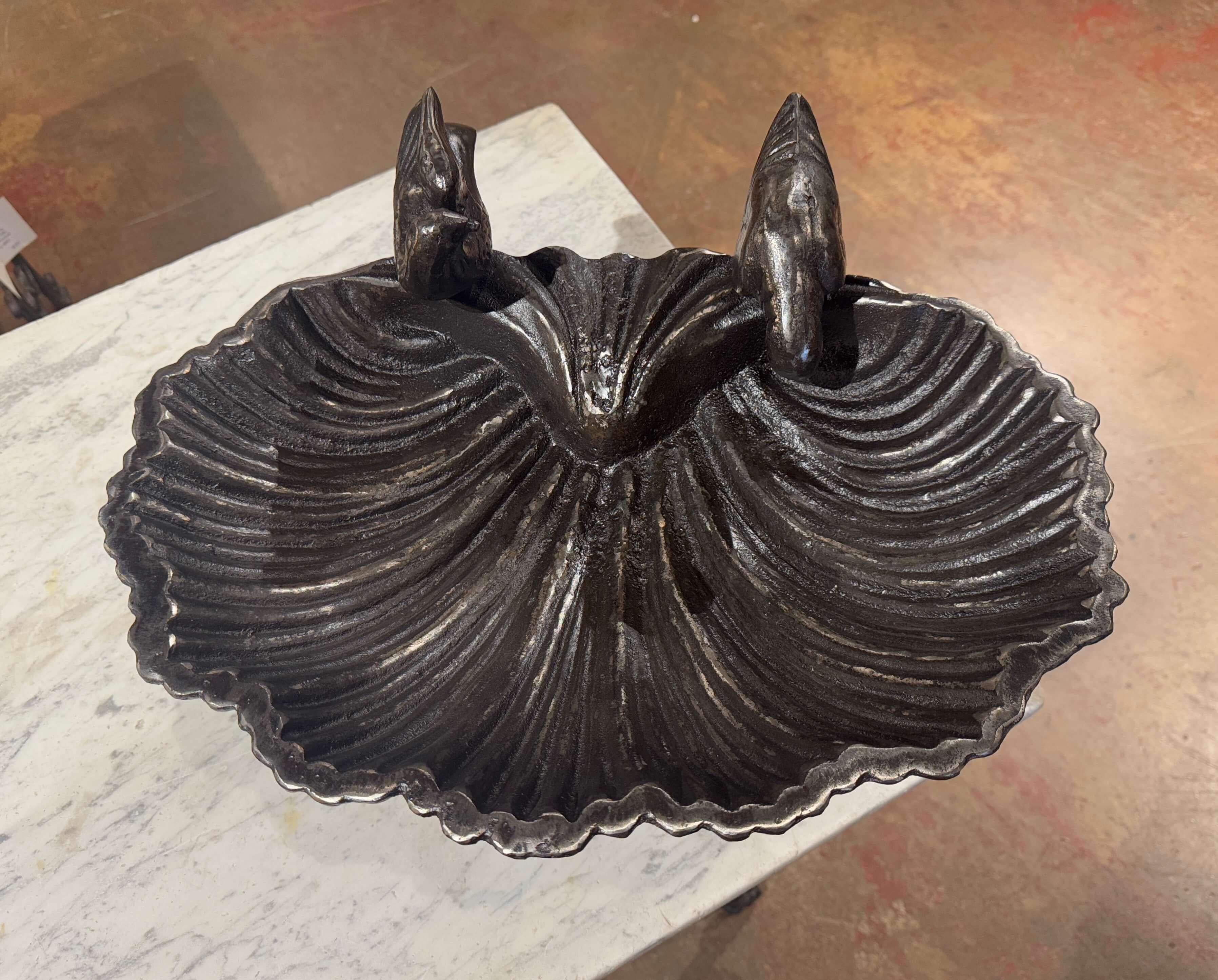 Fait main Bain d'oiseaux en fer poli du milieu du siècle en forme de coquille sur Stand ou Centre de table en vente