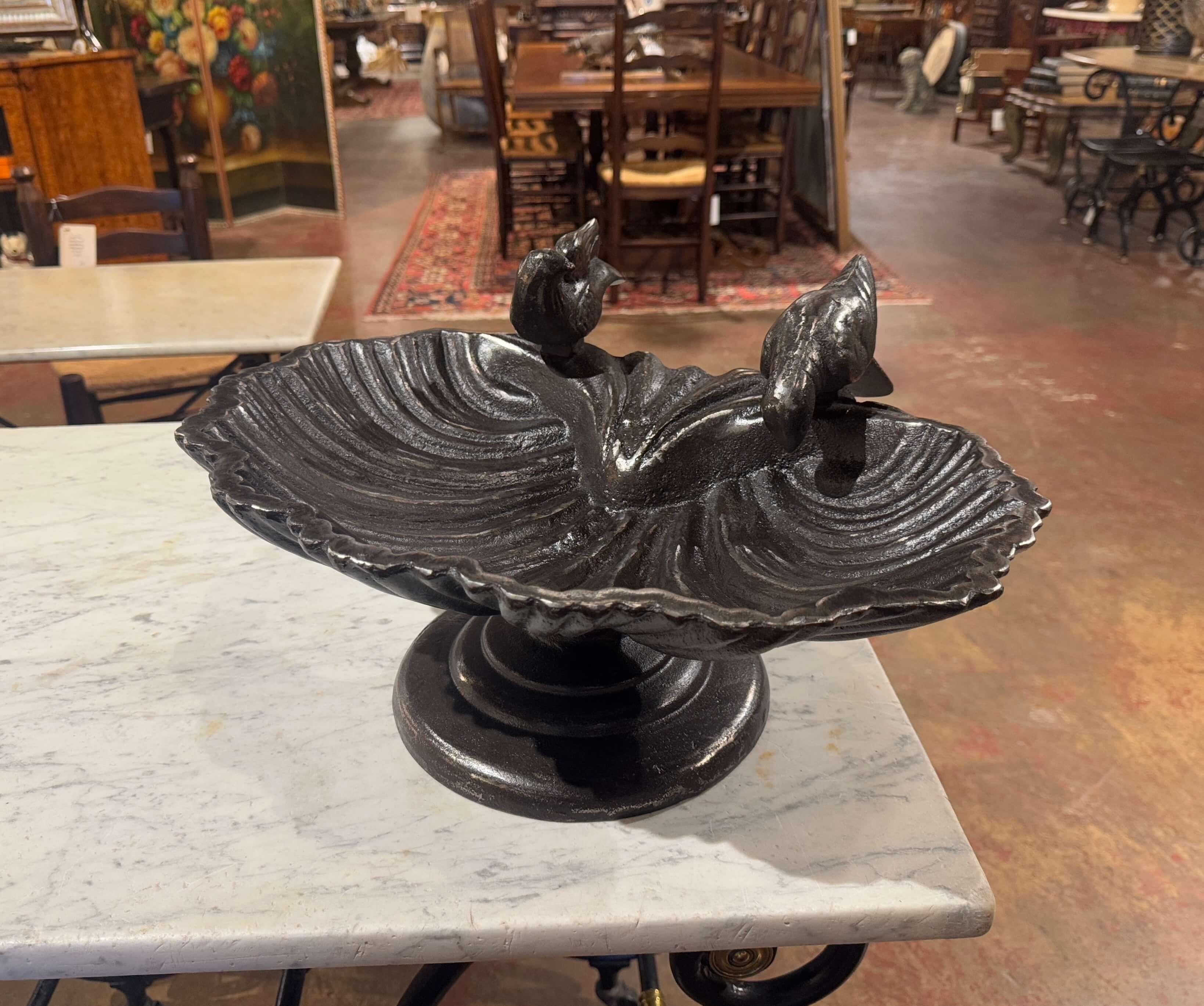 Bain d'oiseaux en fer poli du milieu du siècle en forme de coquille sur Stand ou Centre de table Excellent état - En vente à Dallas, TX