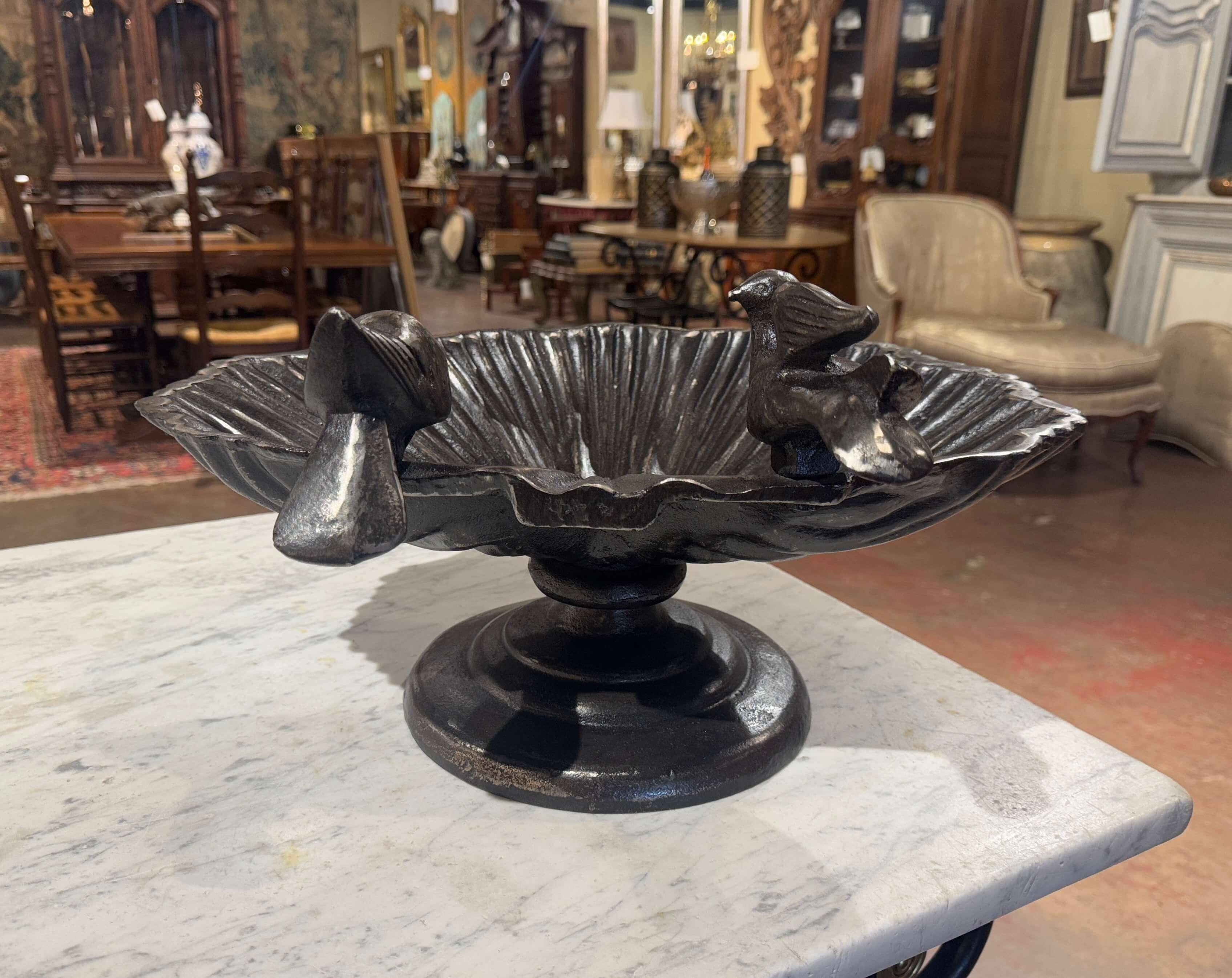 Fer Bain d'oiseaux en fer poli du milieu du siècle en forme de coquille sur Stand ou Centre de table en vente