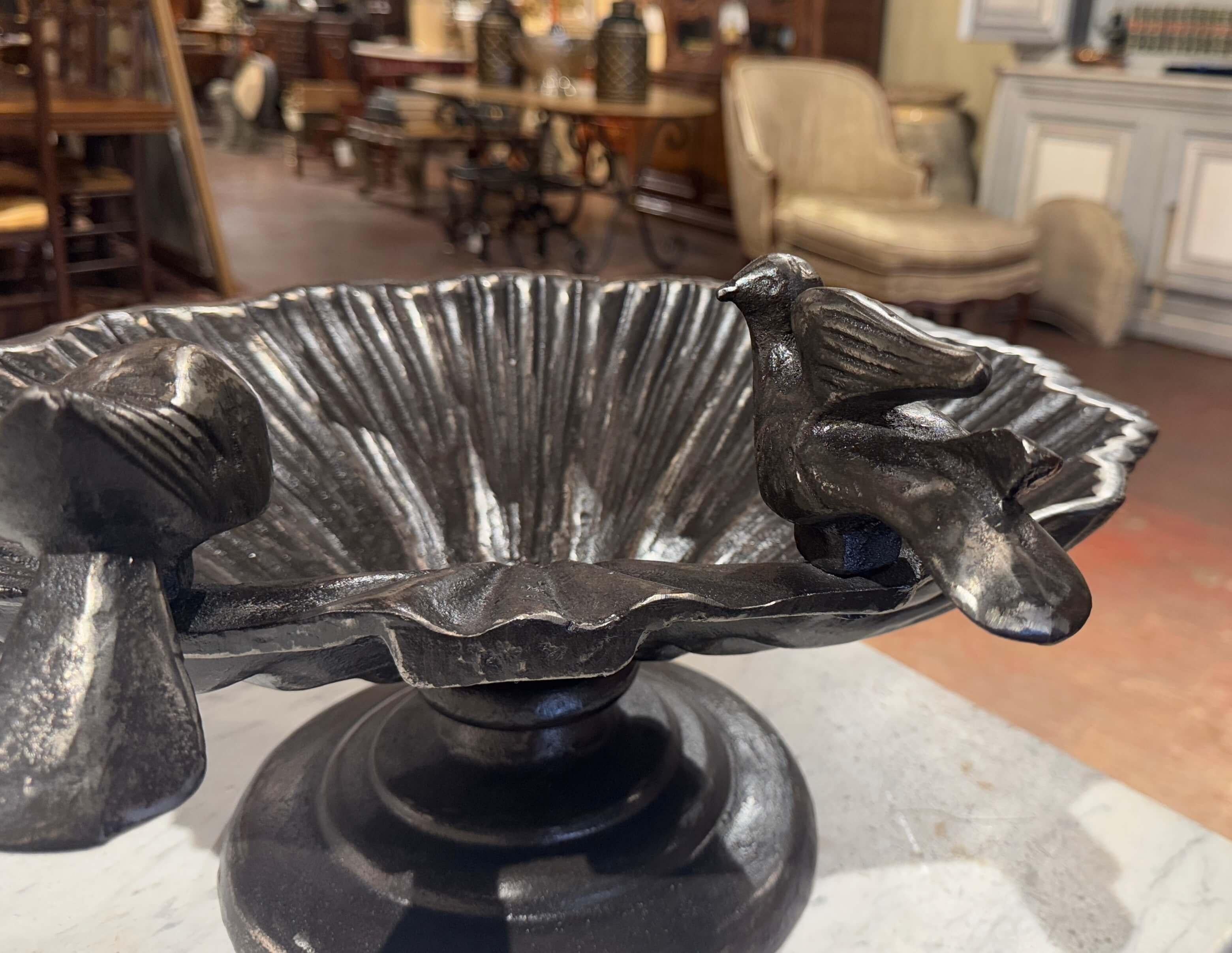 Bain d'oiseaux en fer poli du milieu du siècle en forme de coquille sur Stand ou Centre de table en vente 1