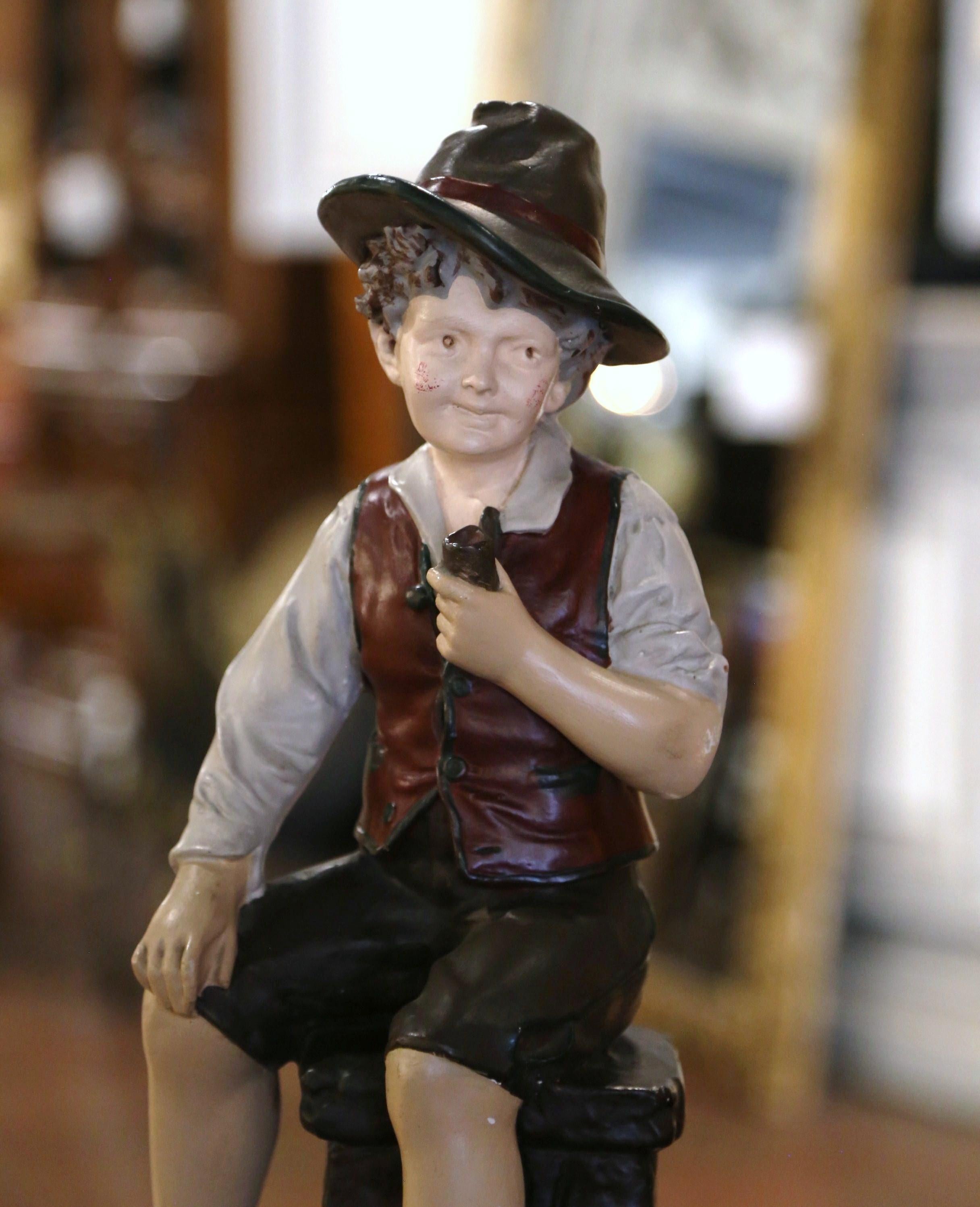 Decora la stanza di un ragazzo o uno scaffale con questa allegra statuetta antica. La figura in terracotta francese di metà secolo, intitolata 