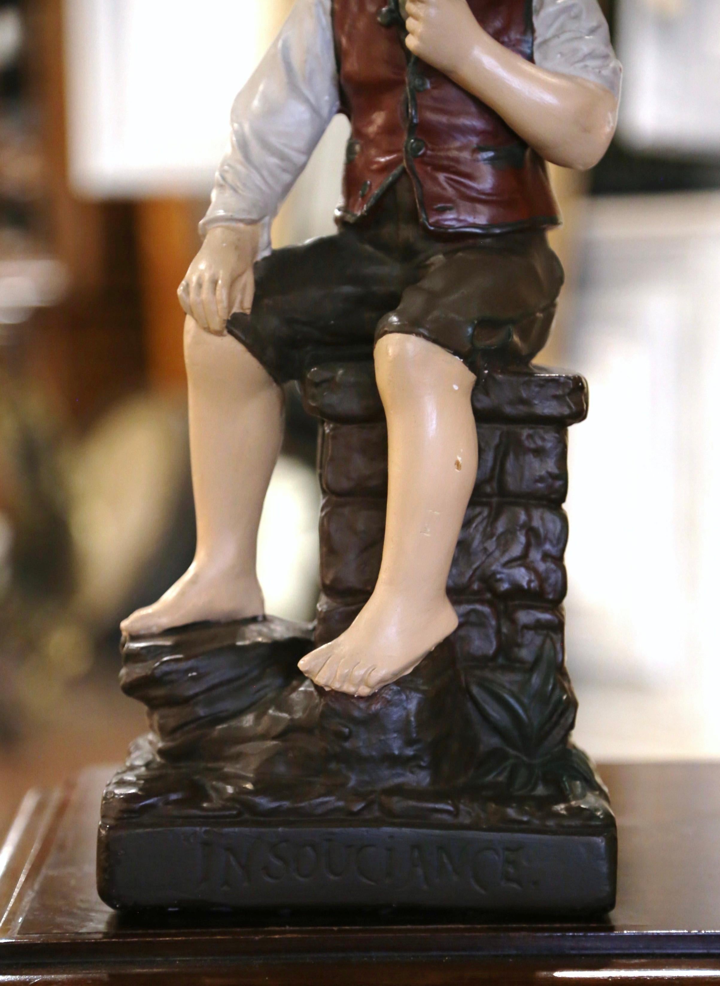 Francese Figurina di ragazzo in terracotta policroma francese della metà del secolo intitolata 
