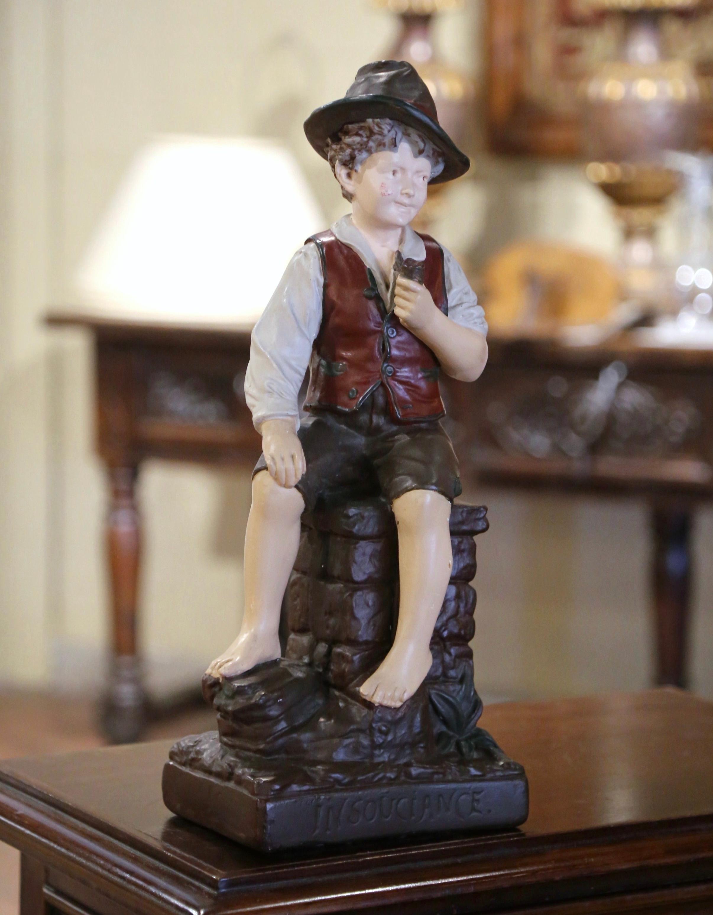 Figurina di ragazzo in terracotta policroma francese della metà del secolo intitolata 