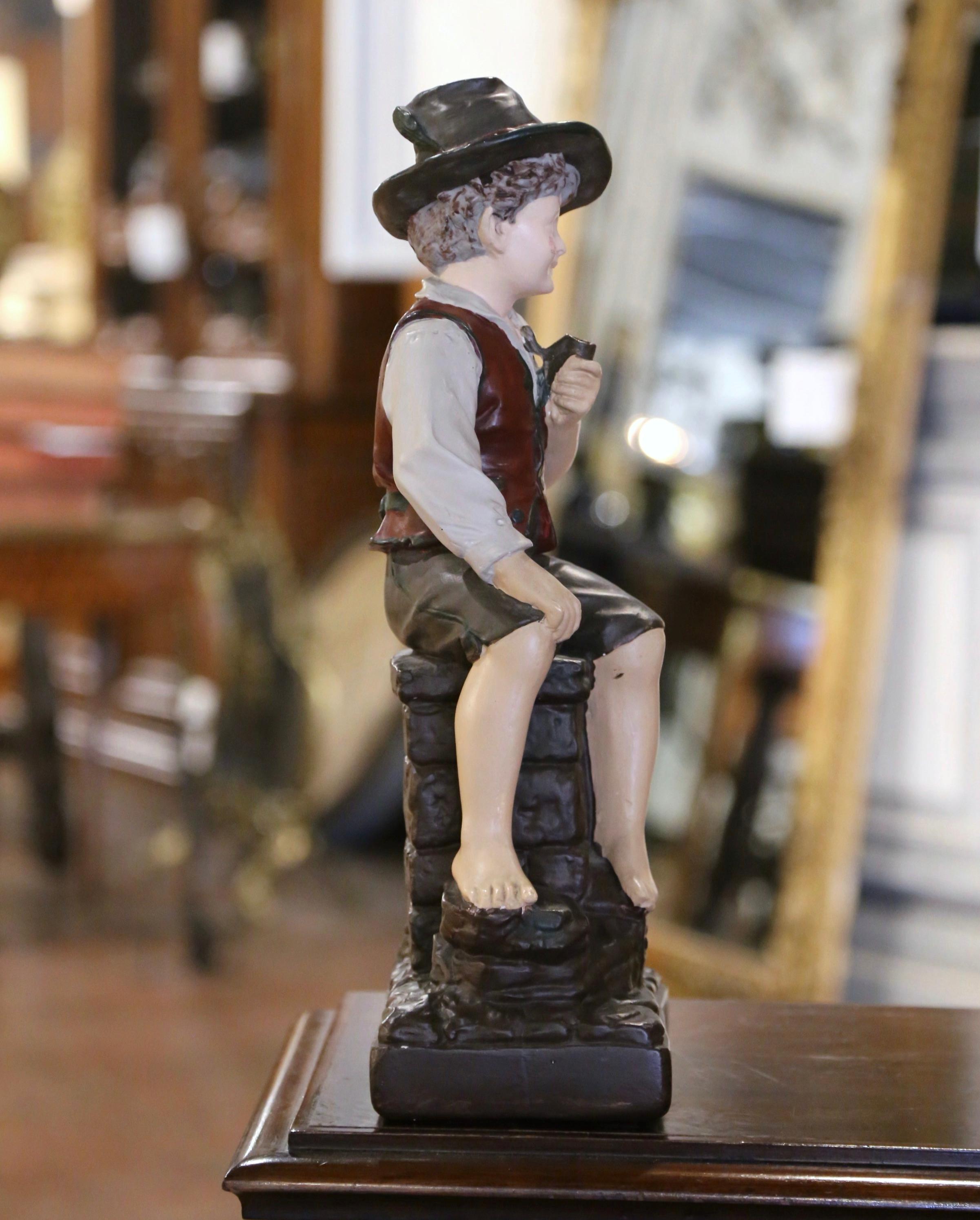 XX secolo Figurina di ragazzo in terracotta policroma francese della metà del secolo intitolata 