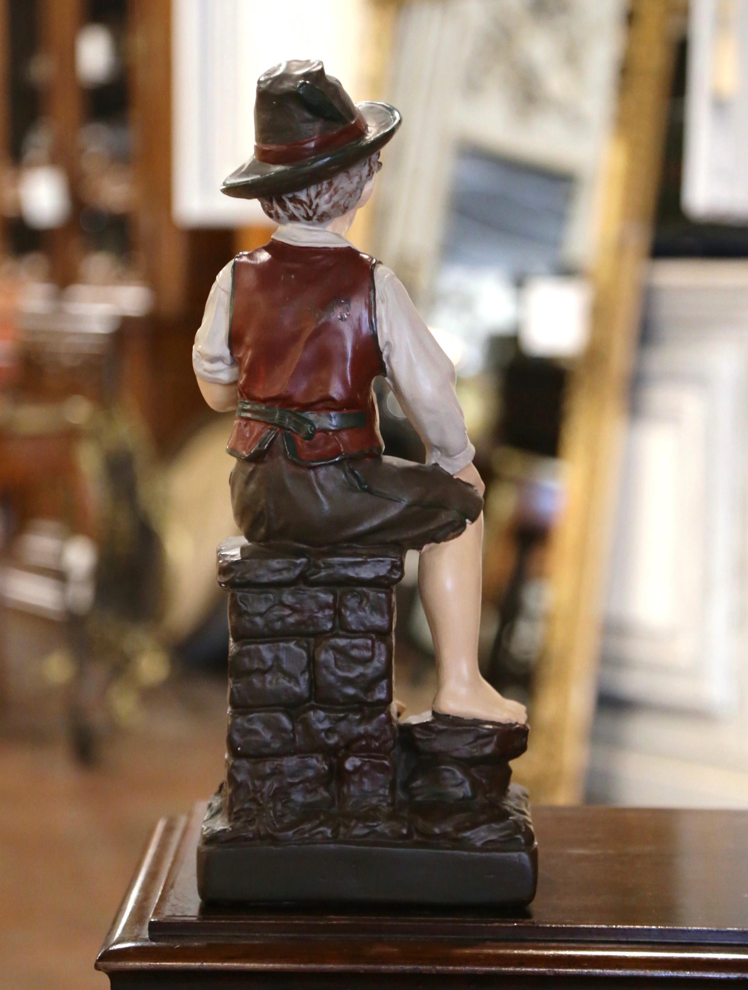 Ceramica Figurina di ragazzo in terracotta policroma francese della metà del secolo intitolata 