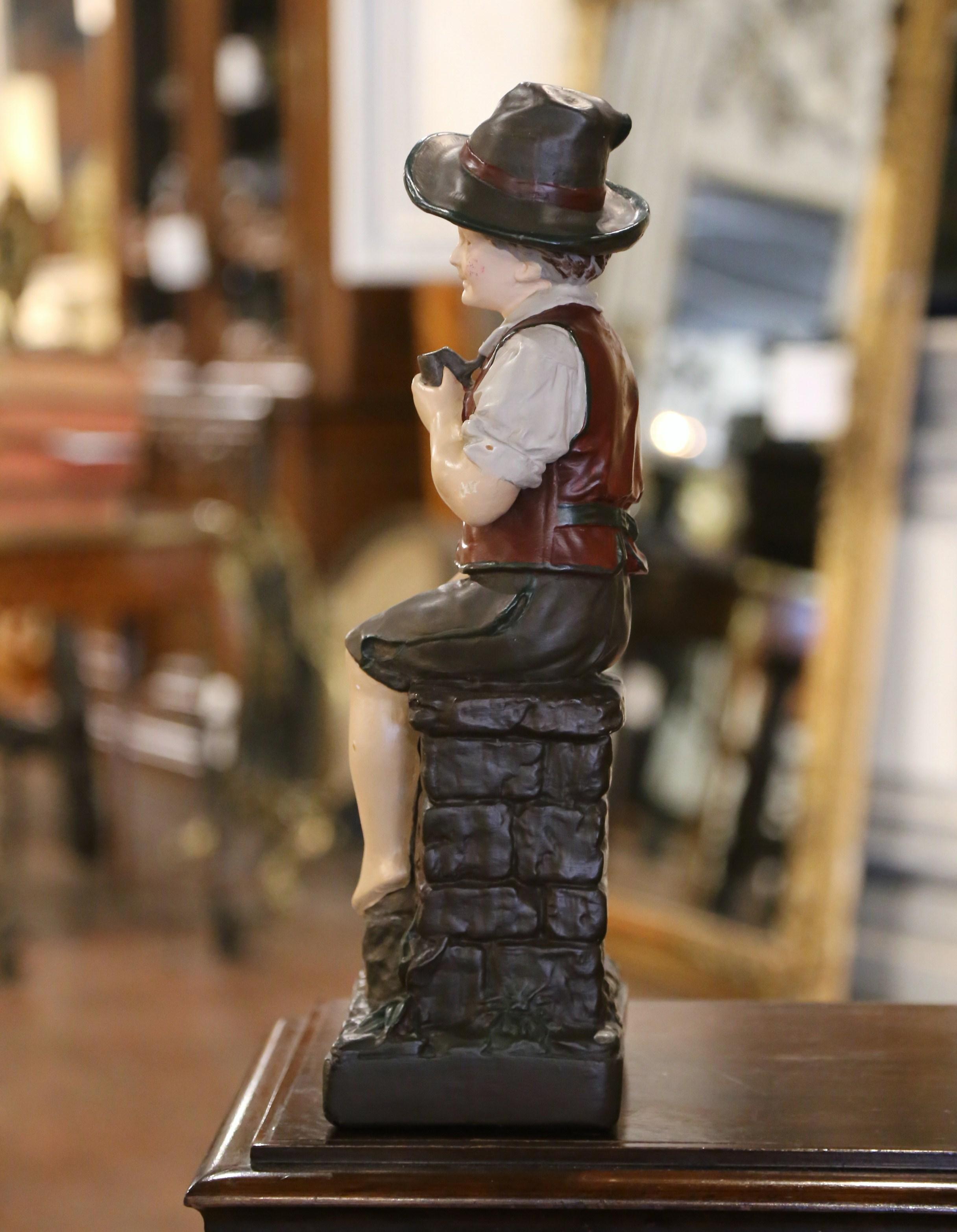 Figurina di ragazzo in terracotta policroma francese della metà del secolo intitolata 