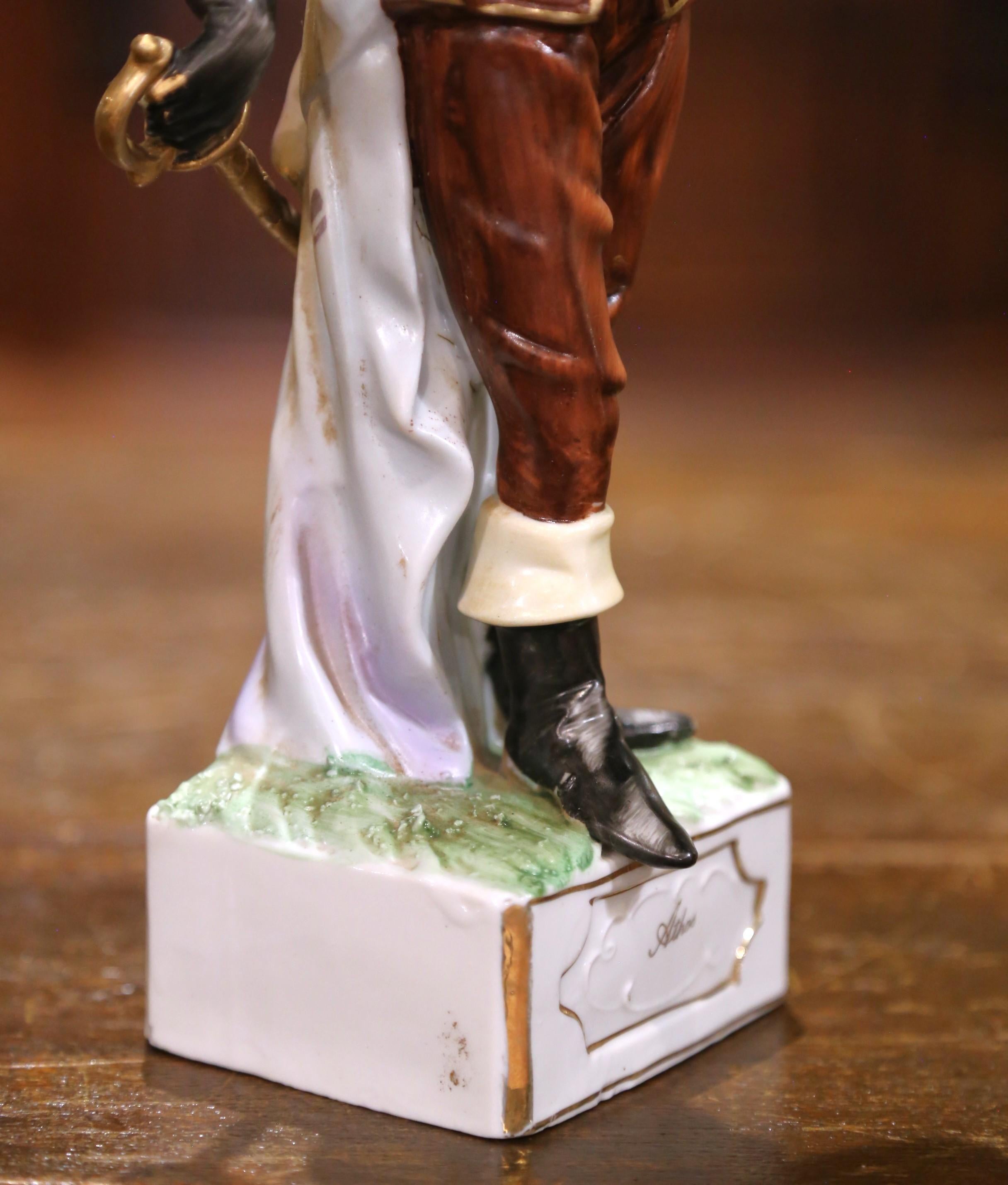 Figurines en porcelaine française du milieu du siècle représentant les 