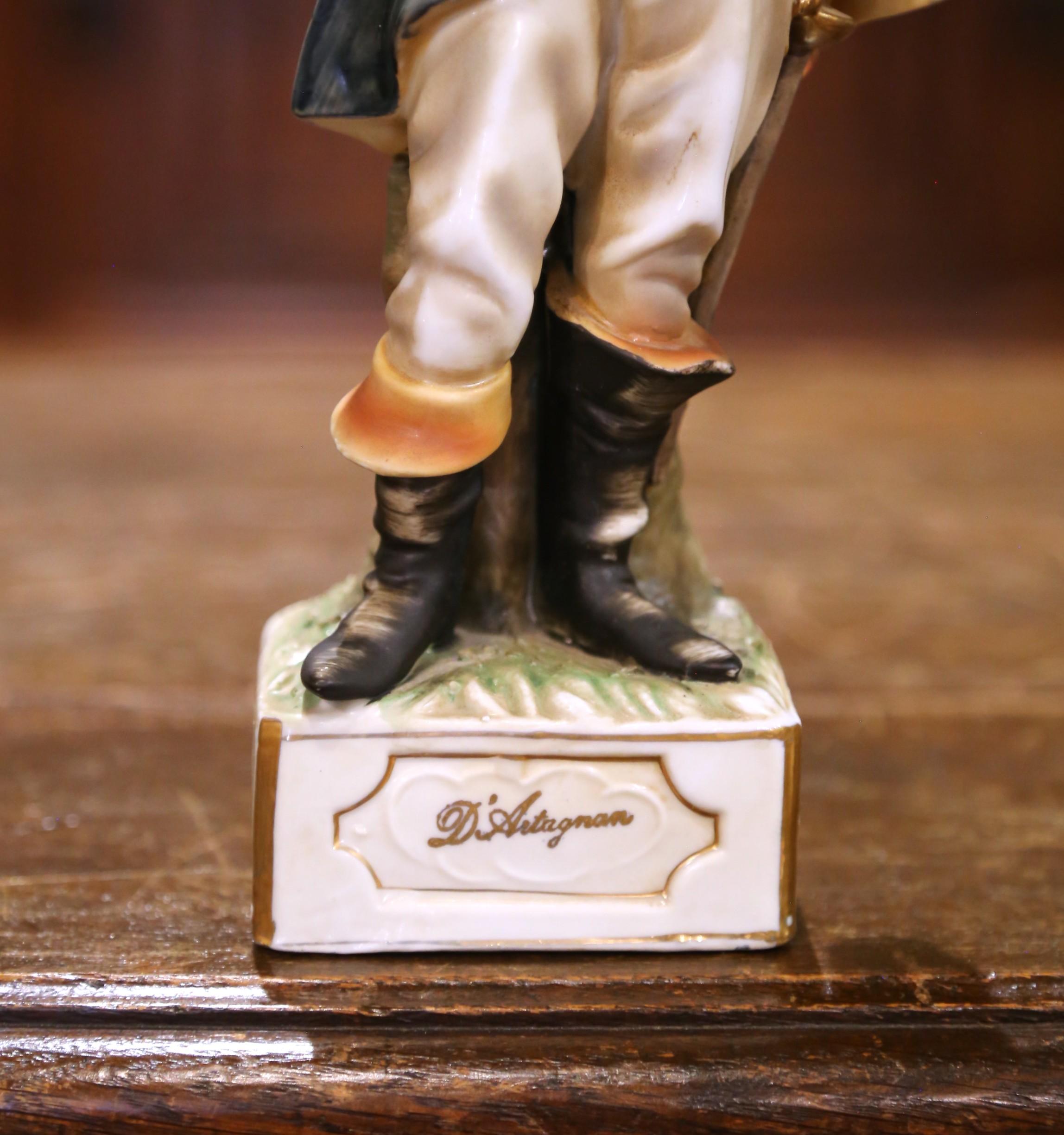Figurines en porcelaine française du milieu du siècle représentant les 