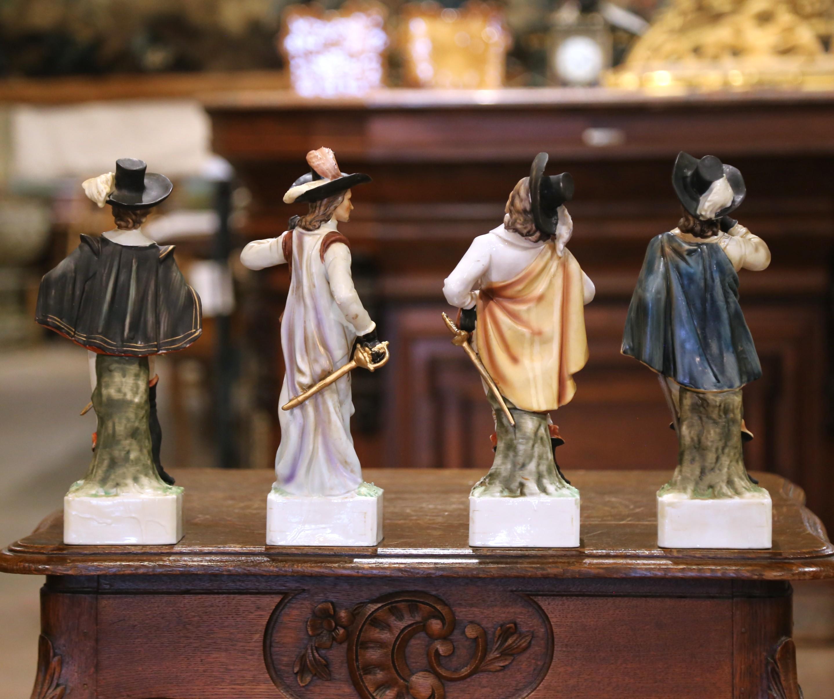 Figurines en porcelaine française du milieu du siècle représentant les 