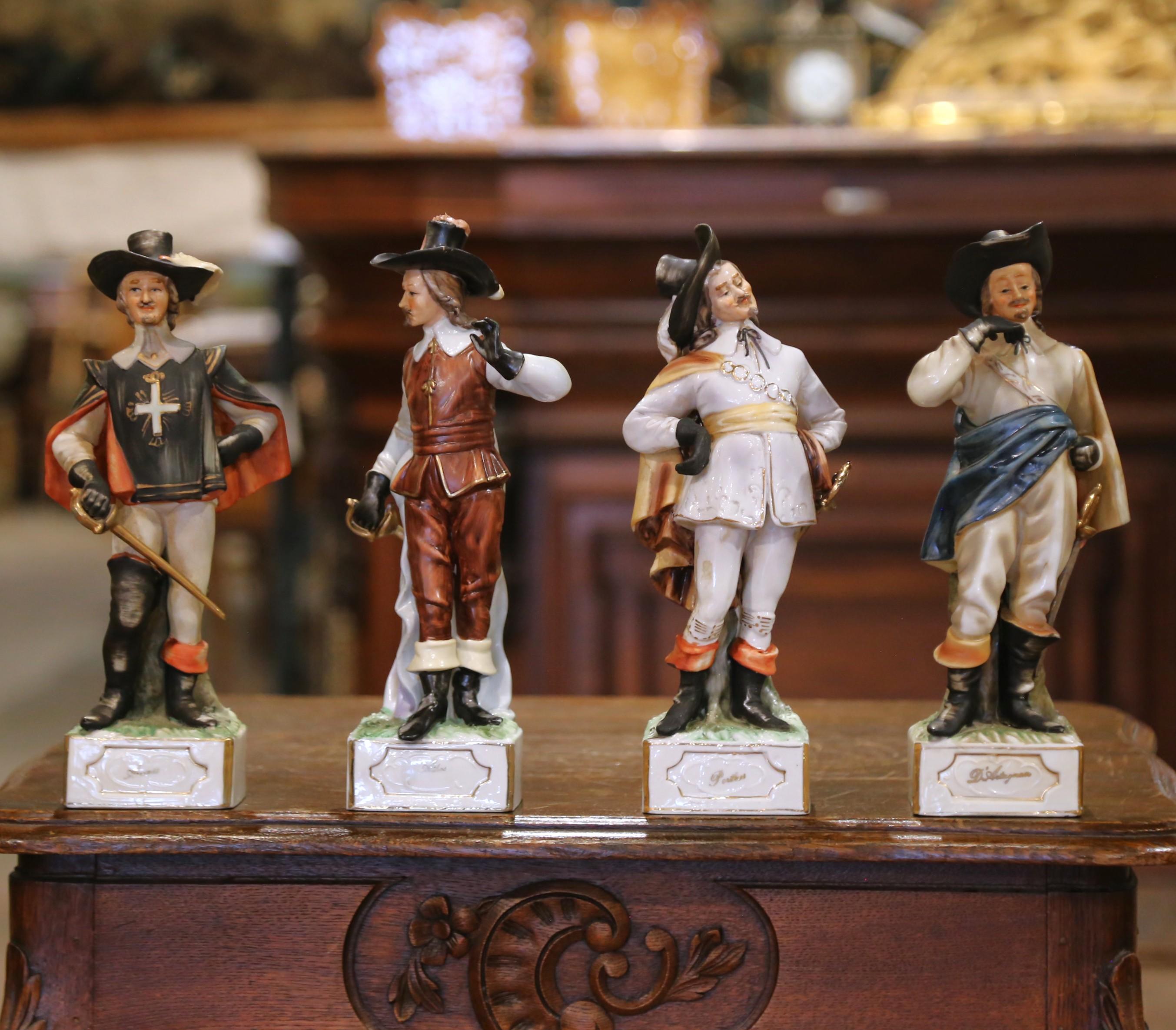 Français Figurines en porcelaine française du milieu du siècle représentant les 