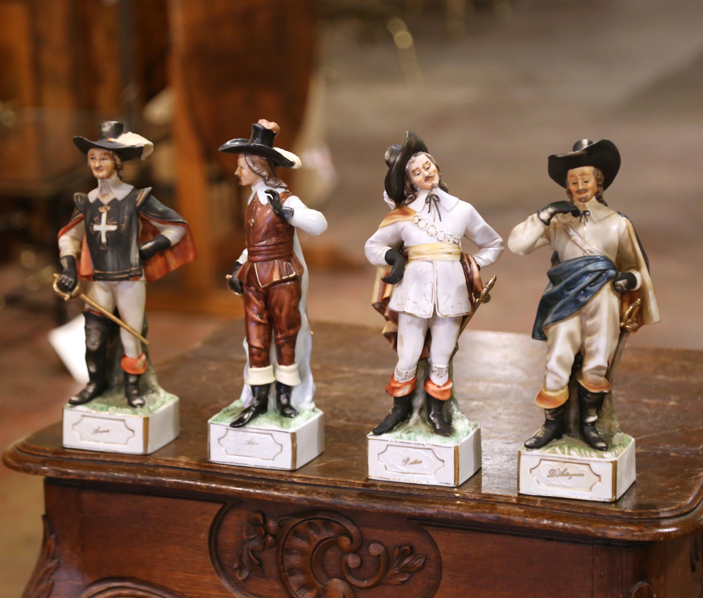 Figurines en porcelaine française du milieu du siècle représentant les 
