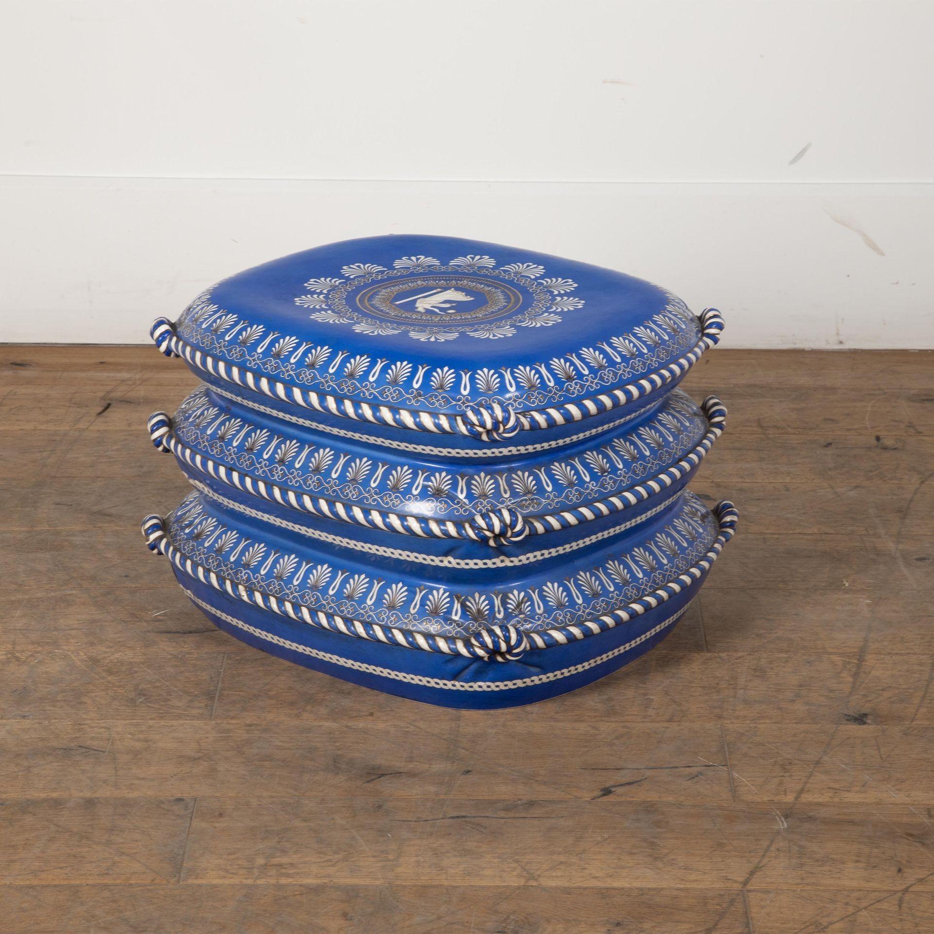 Seduta in porcellana francese del XX secolo modellata come una pila di tre cuscini.
Smaltato di blu con motivi neoclassici.
Circa 1950.