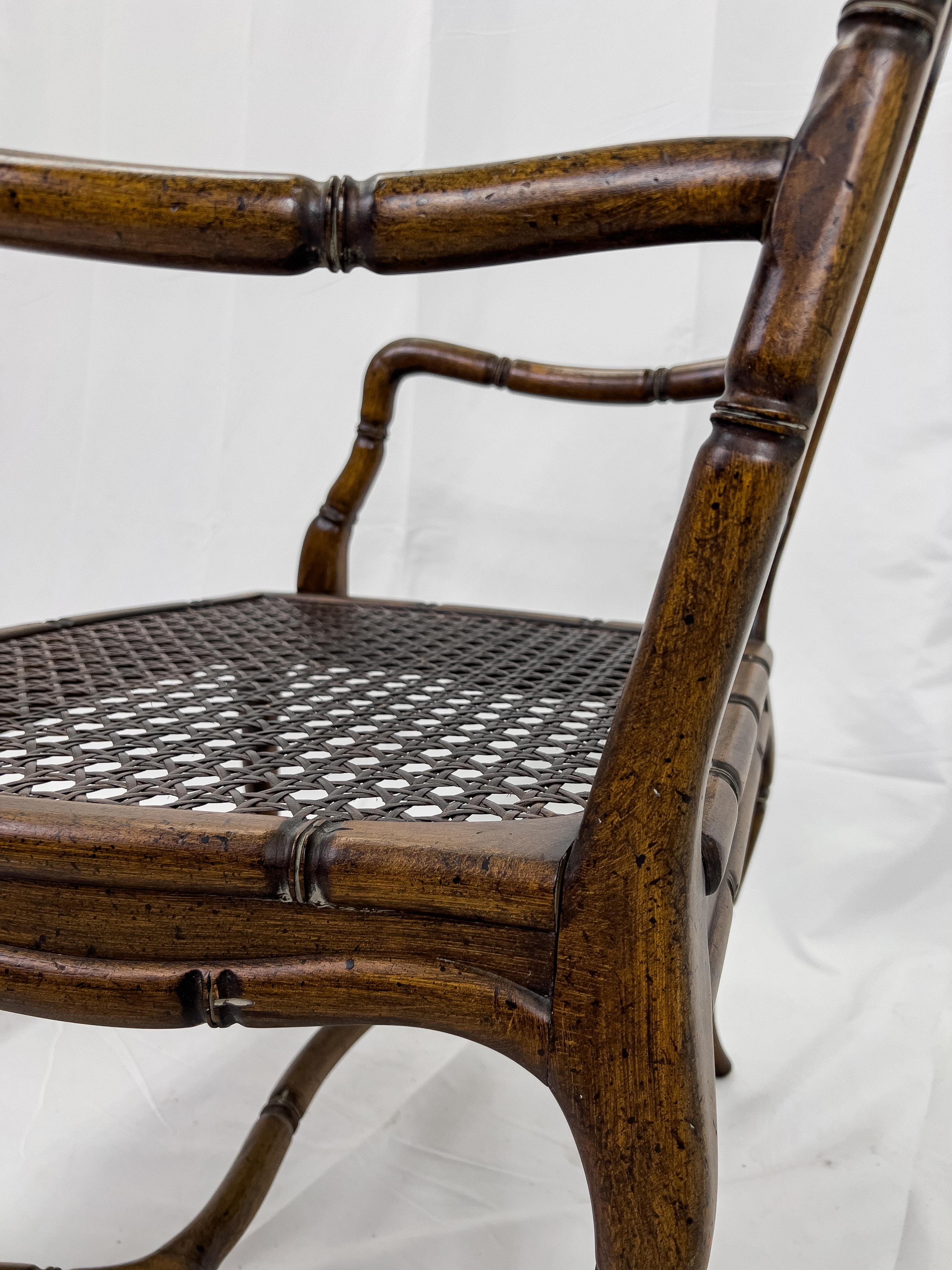 Paire de fauteuils provincial français du milieu du siècle en bois de faux bambou et cannage en vente 9