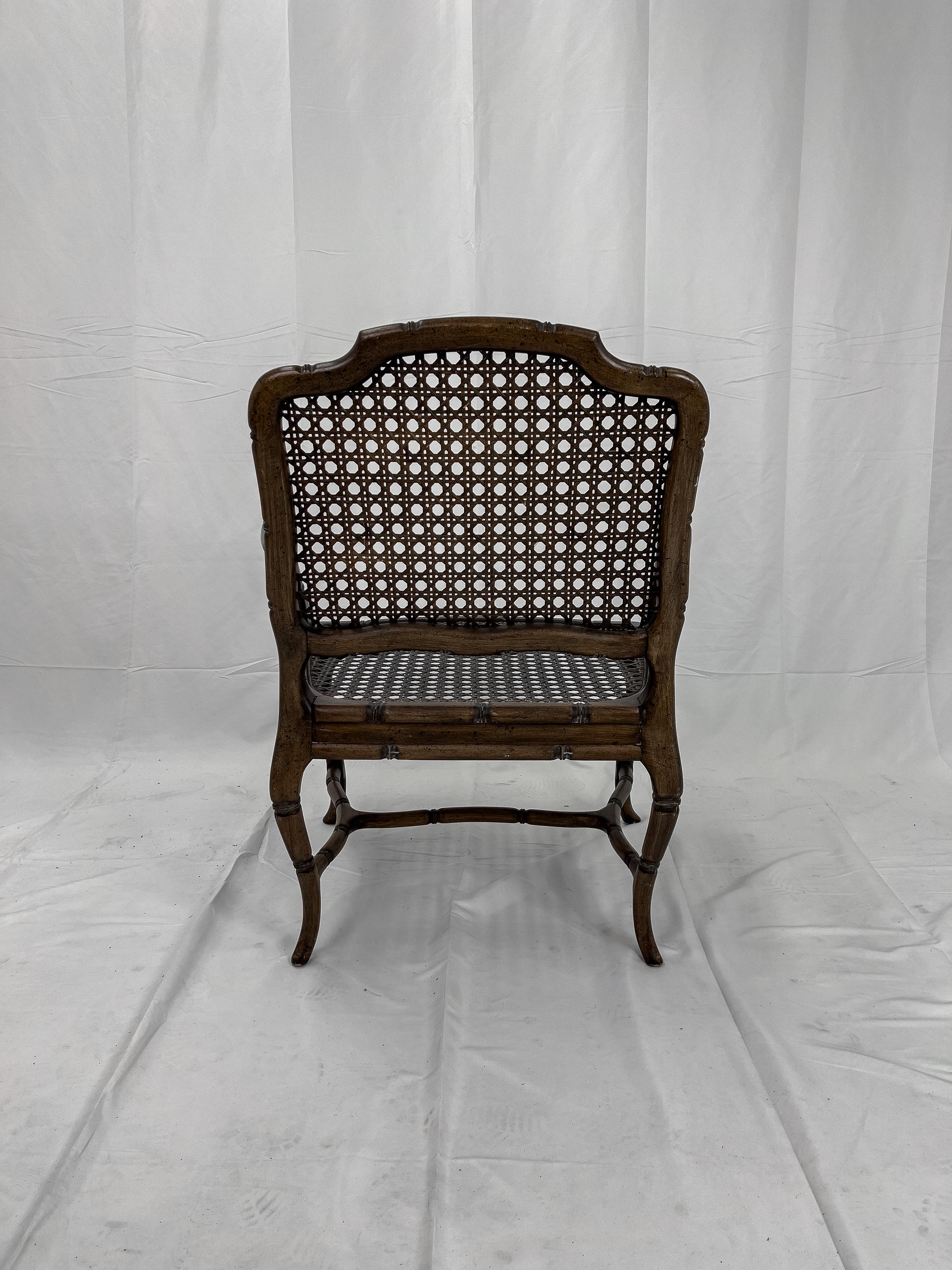 Imitation bambou Paire de fauteuils provincial français du milieu du siècle en bois de faux bambou et cannage en vente