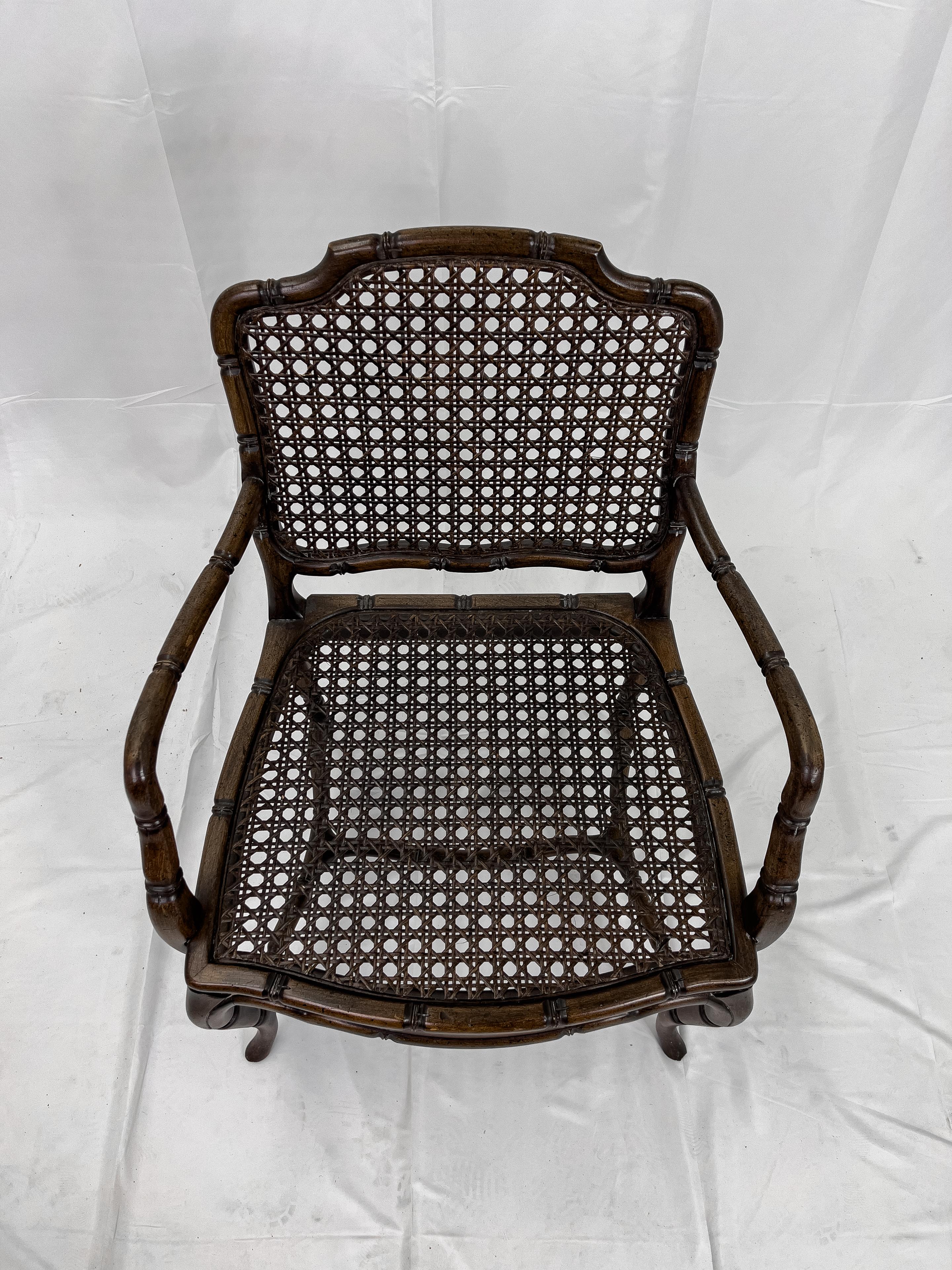 Paire de fauteuils provincial français du milieu du siècle en bois de faux bambou et cannage en vente 2