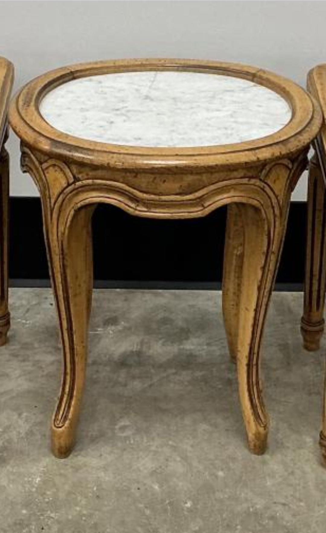 Mid-Century moderno Provinciale francese di metà secolo  Tavolino con supporto per candele in legno e marmo in vendita