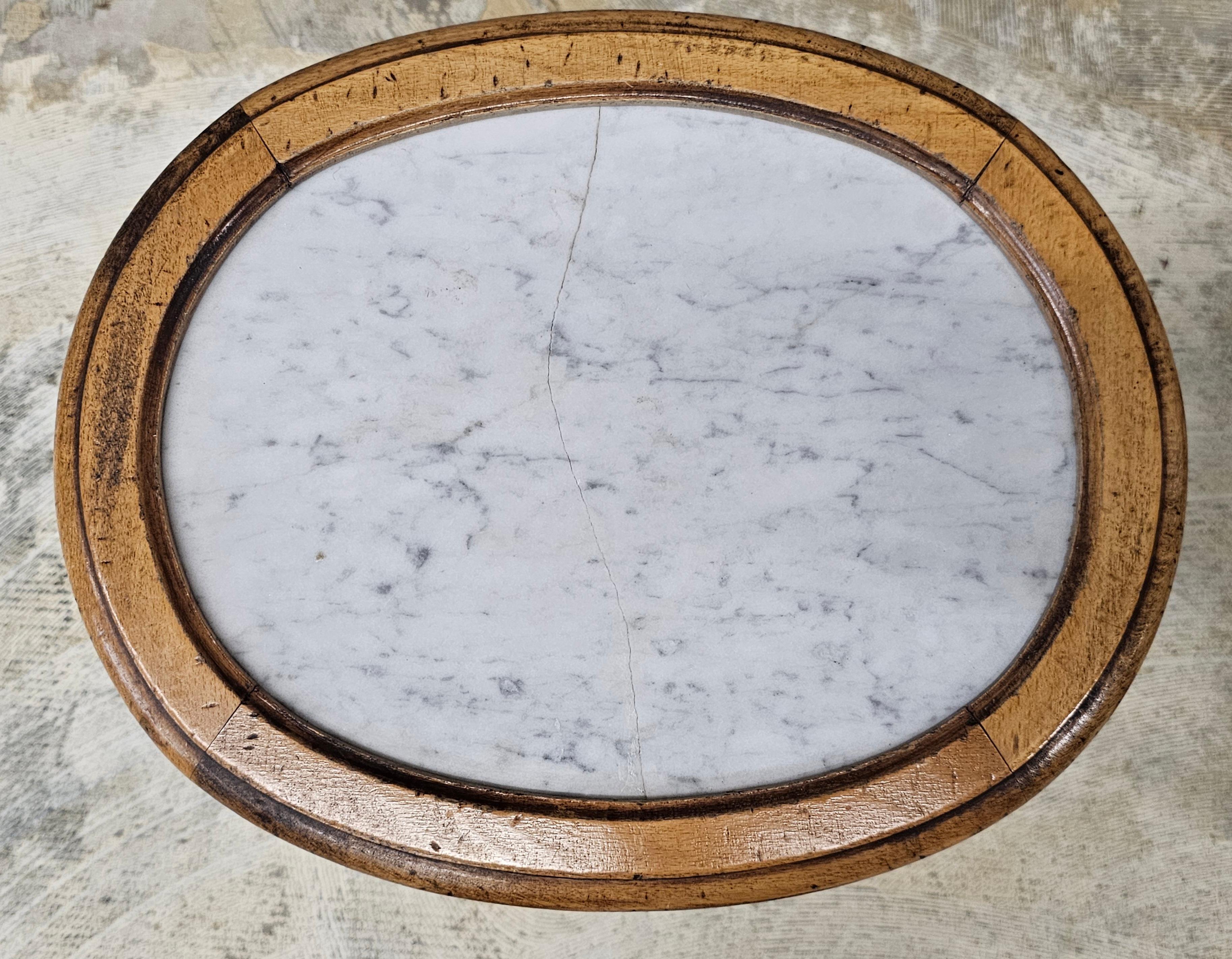 Americano Provinciale francese di metà secolo  Tavolino con supporto per candele in legno e marmo in vendita
