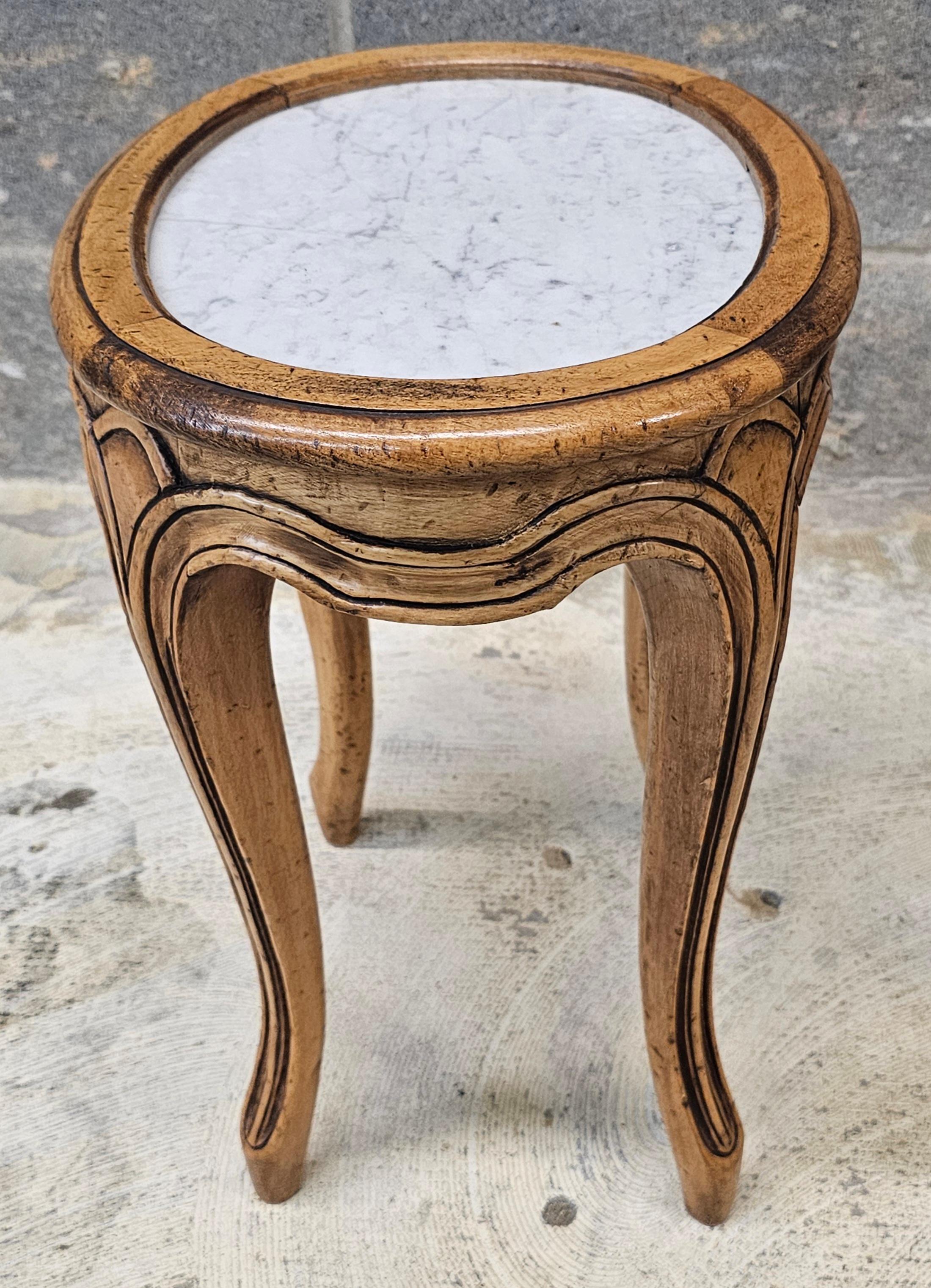 Provinciale francese di metà secolo  Tavolino con supporto per candele in legno e marmo In condizioni buone in vendita a Germantown, MD