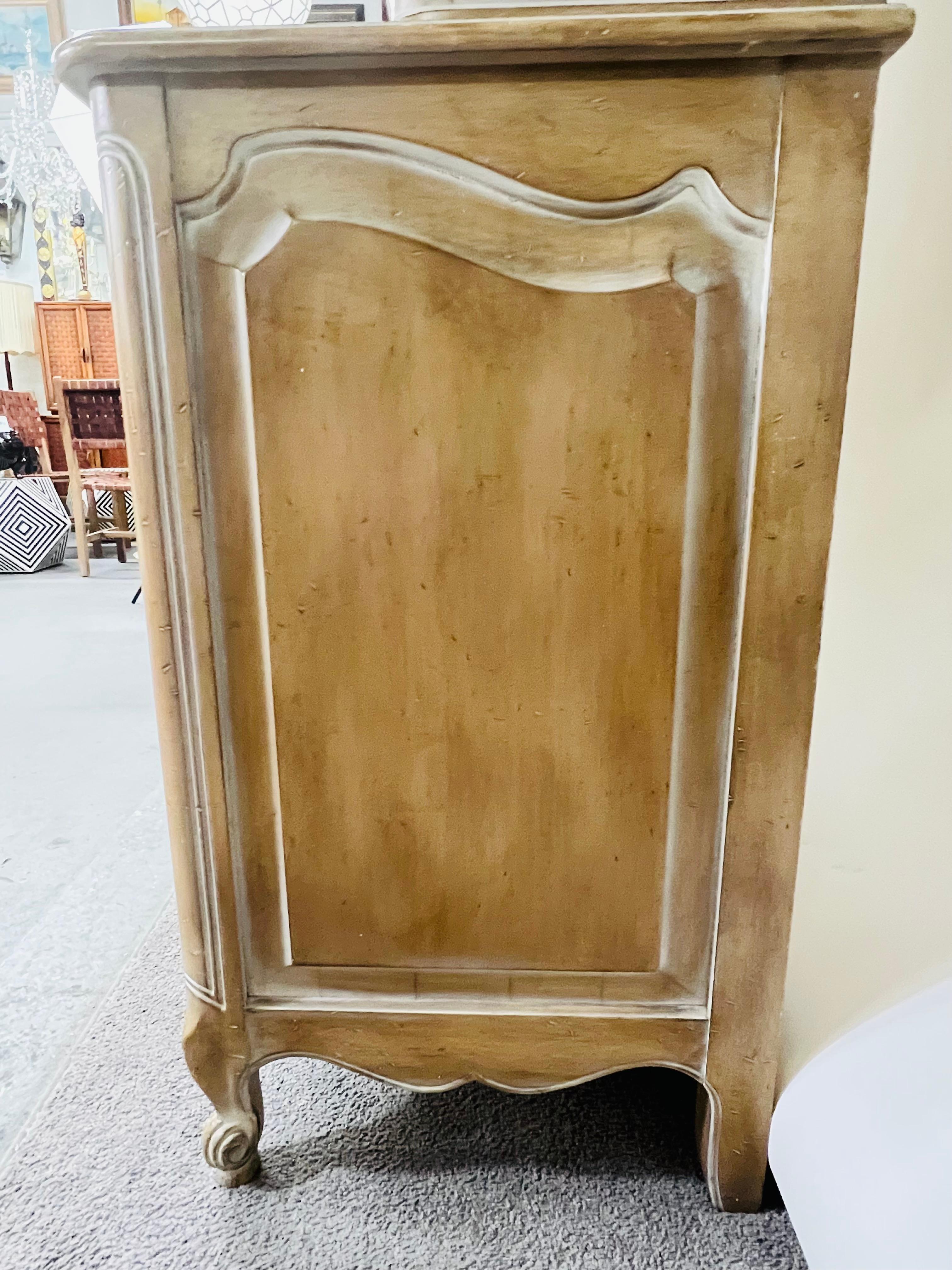 Mid-Century French Provincial Louis XV Style Breakfront Cabinet In Good Condition In Plainview, NY