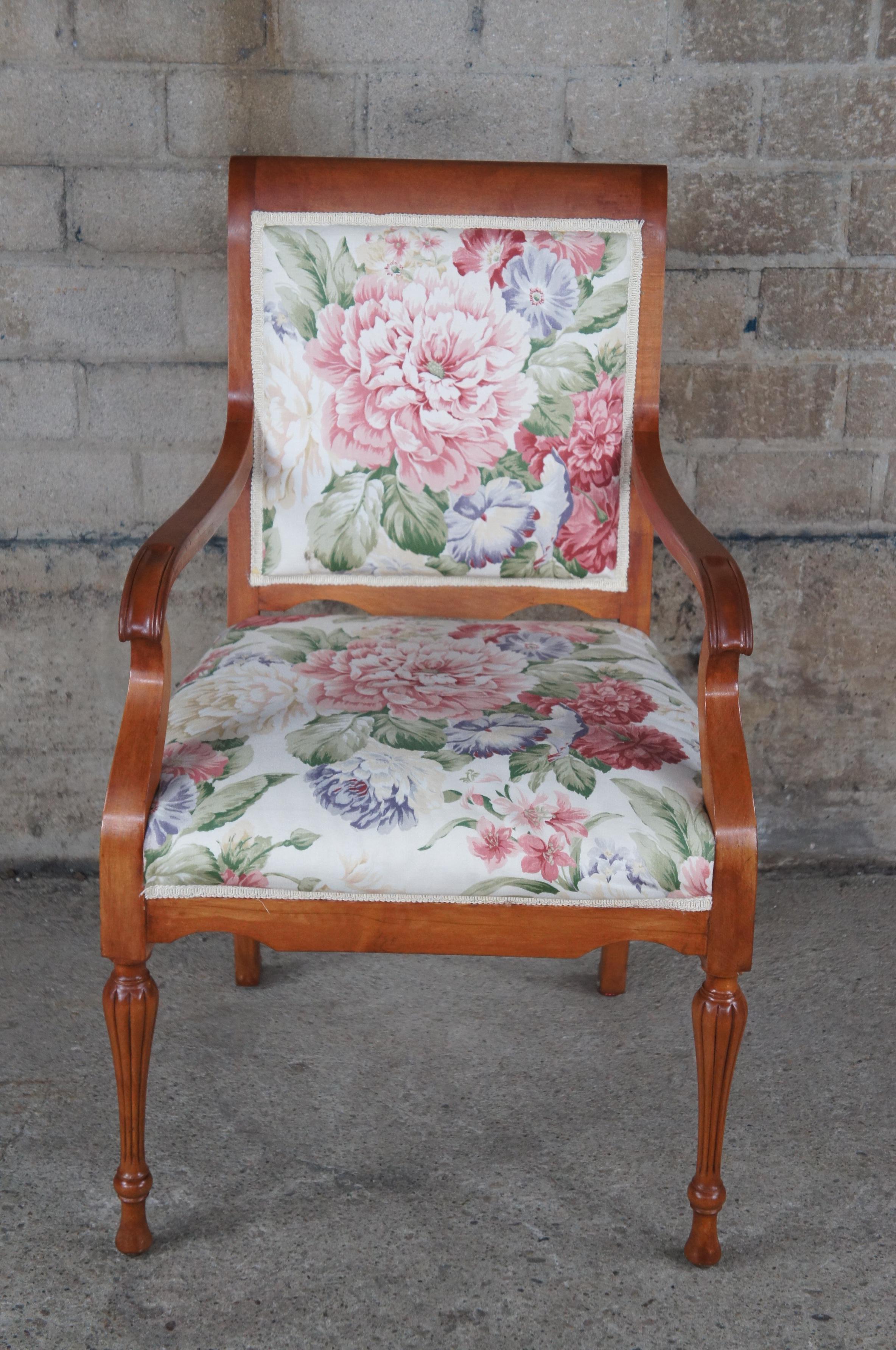 Mid Century French Provincial Mahagoni Floral gepolstert Twin Betten & Sessel  im Angebot 4
