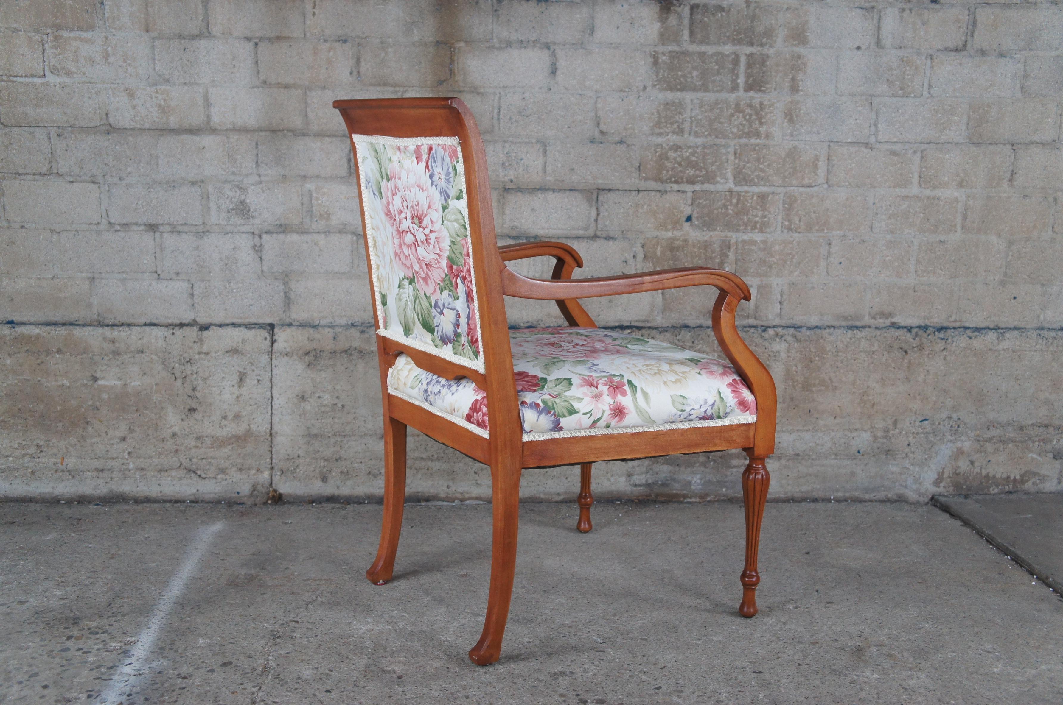 Mid Century French Provincial Mahagoni Floral gepolstert Twin Betten & Sessel  im Angebot 7